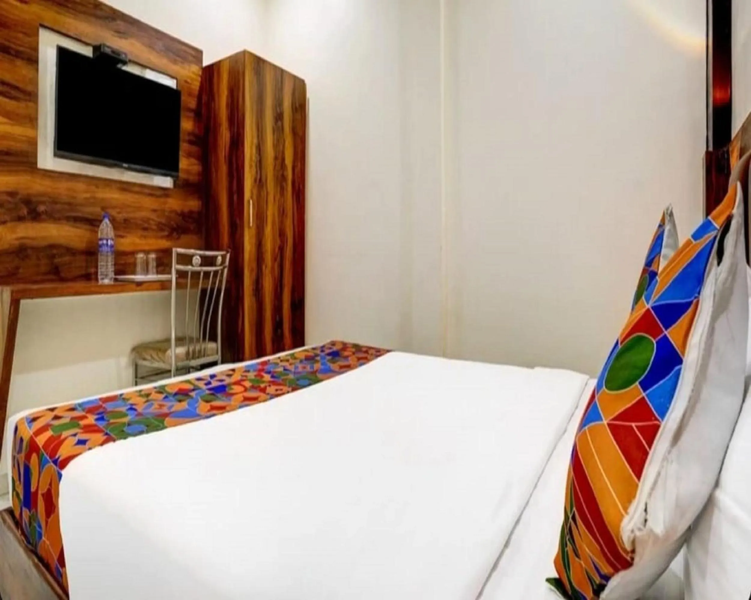 Bed in Hotel Golden Sands Inn Aslpha