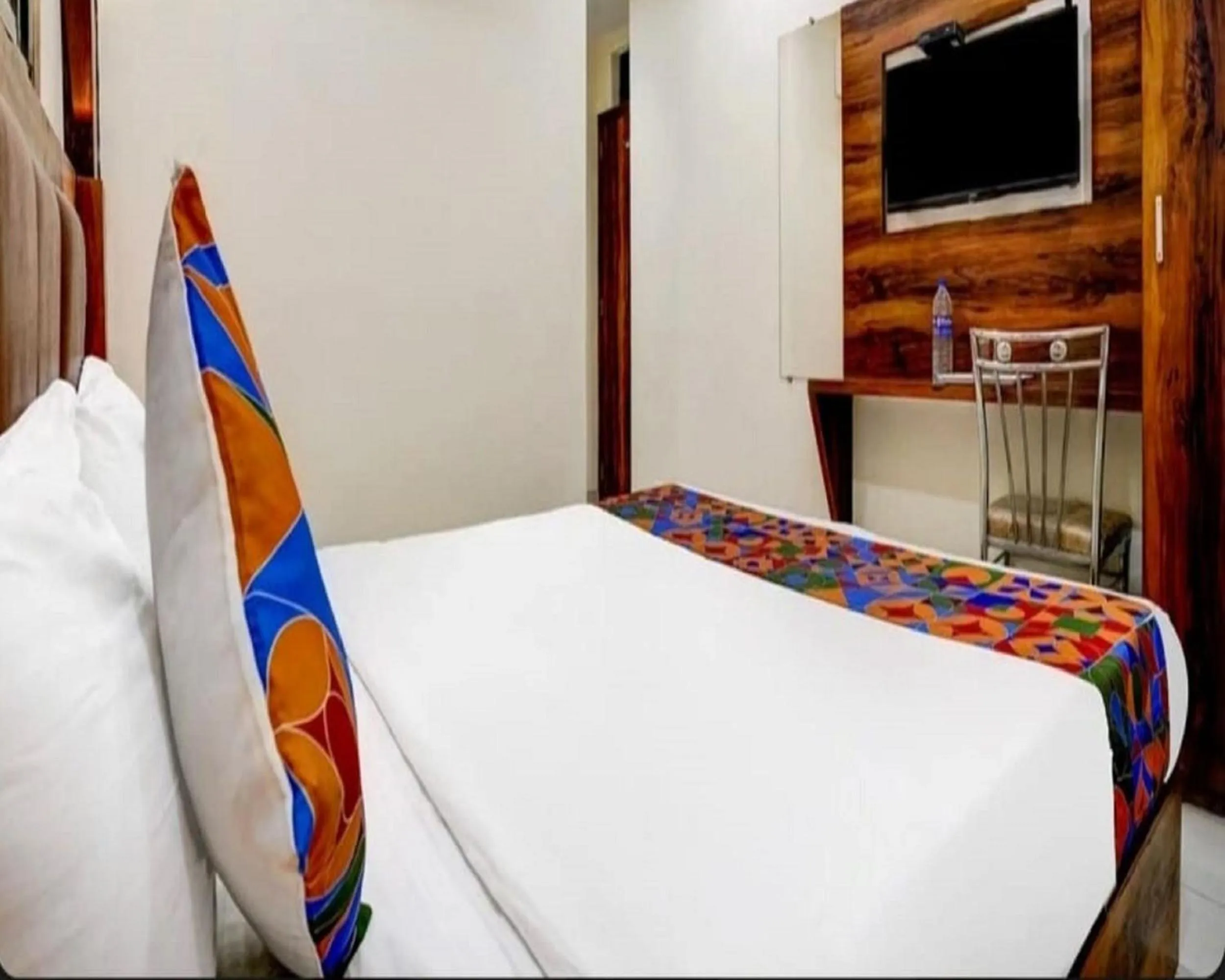 Bed in Hotel Golden Sands Inn Aslpha