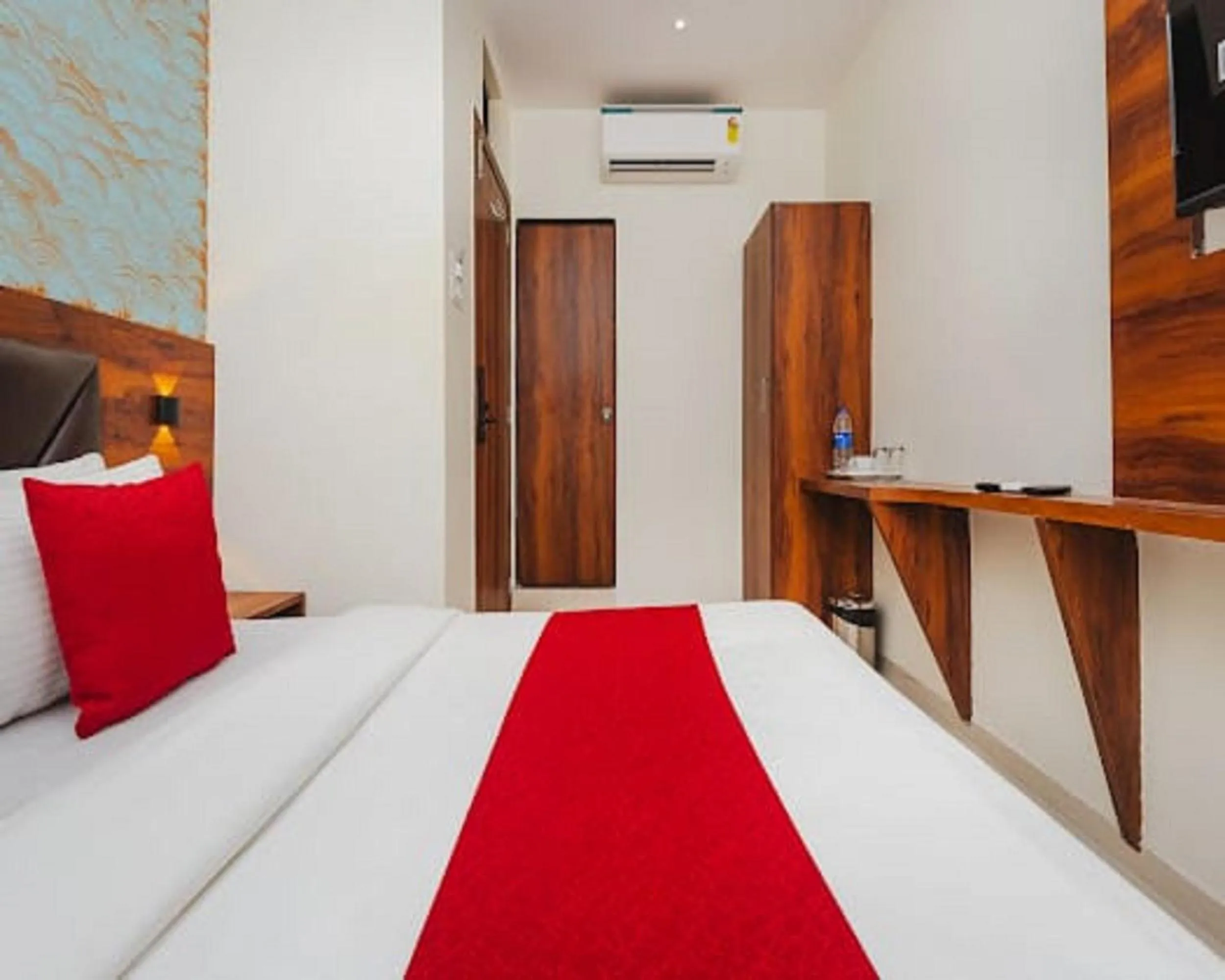 Bed in Hotel Golden Sands Inn Aslpha