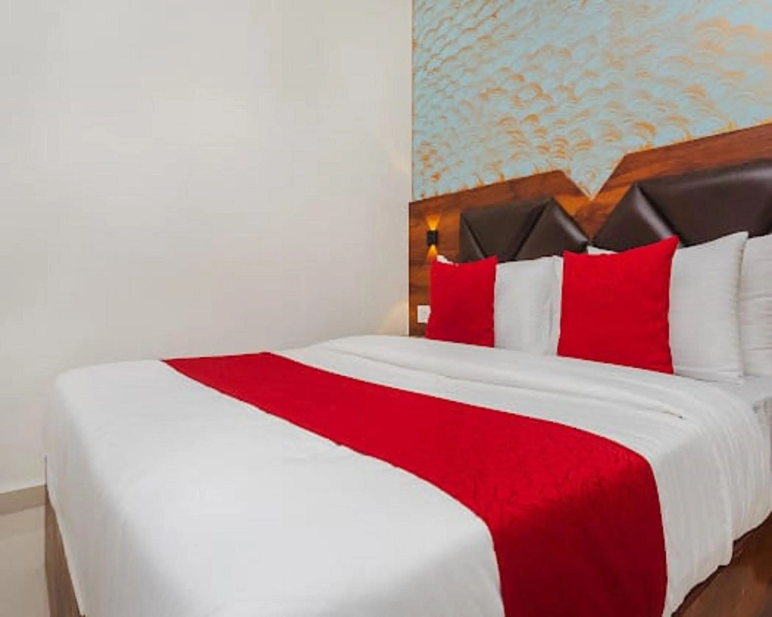 Bed in Hotel Golden Sands Inn Aslpha