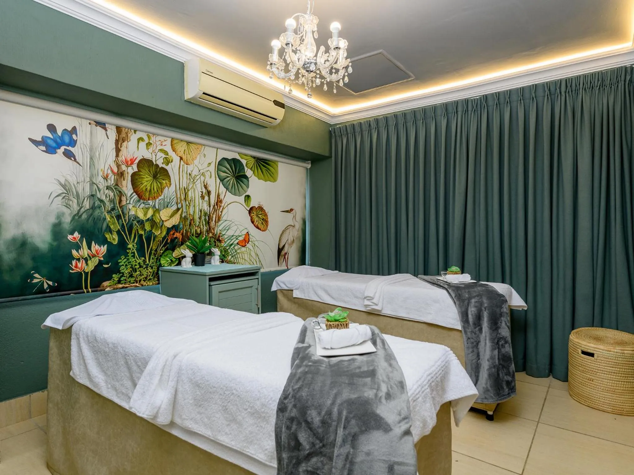Spa and wellness centre/facilities, Bed in Cayley Mountain Resort
