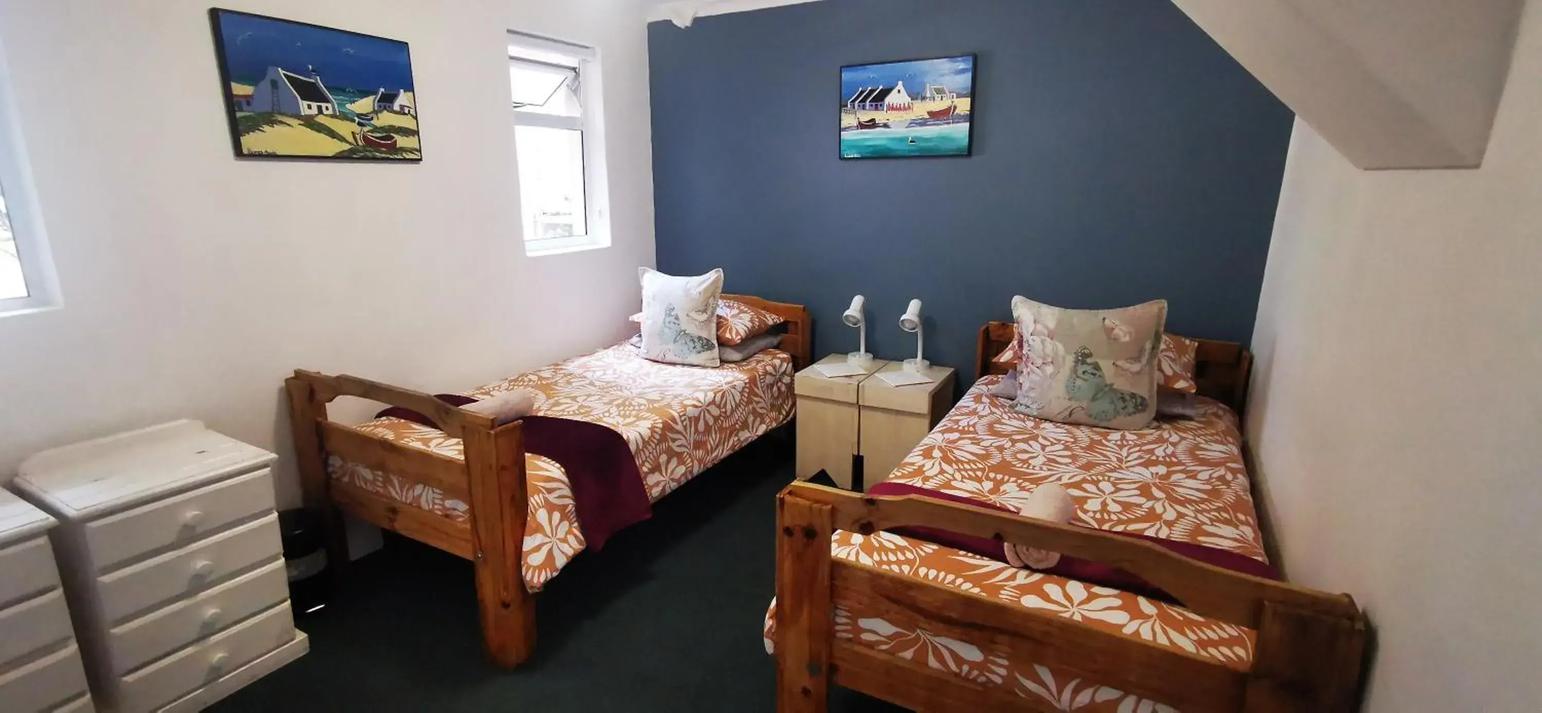 Standard Twin Room with Shared Communal Bathrooms in Hermanus Backpackers & Budget Accommodation Standard Twin Room with Shared Communal Bathrooms in Hermanus Backpackers & Budget Accommodation