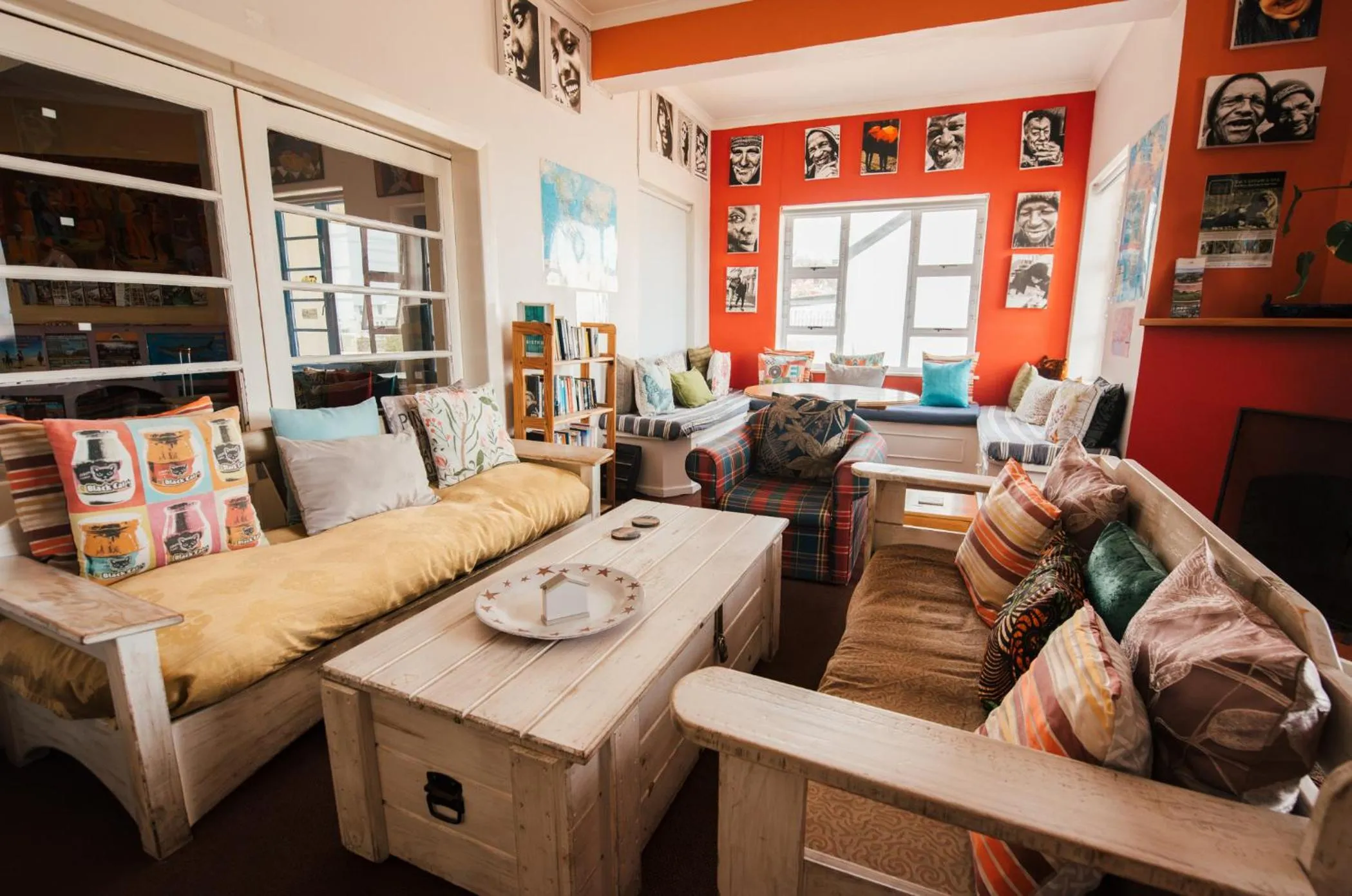 Communal lounge/ TV room in Hermanus Backpackers & Budget Accommodation