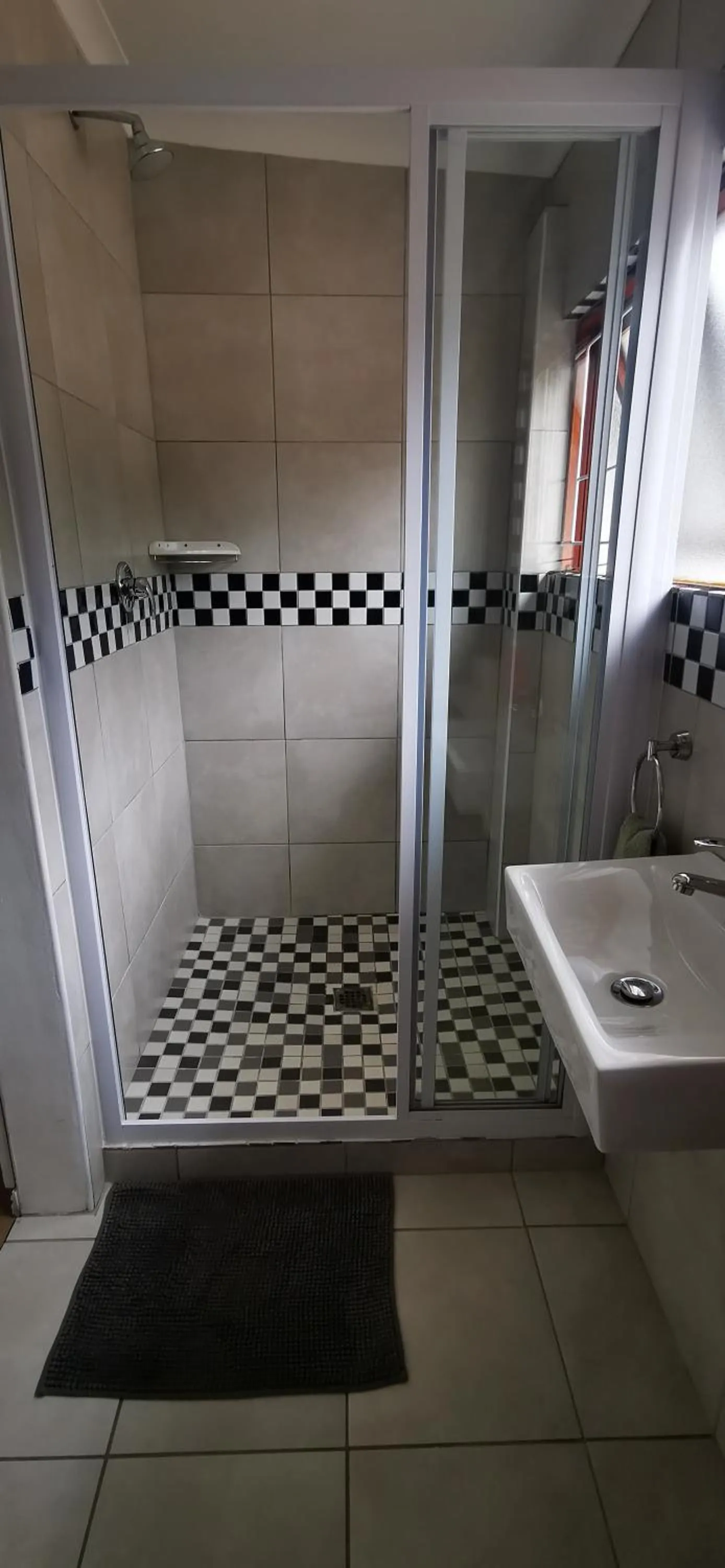 Bathroom in Hermanus Backpackers & Budget Accommodation