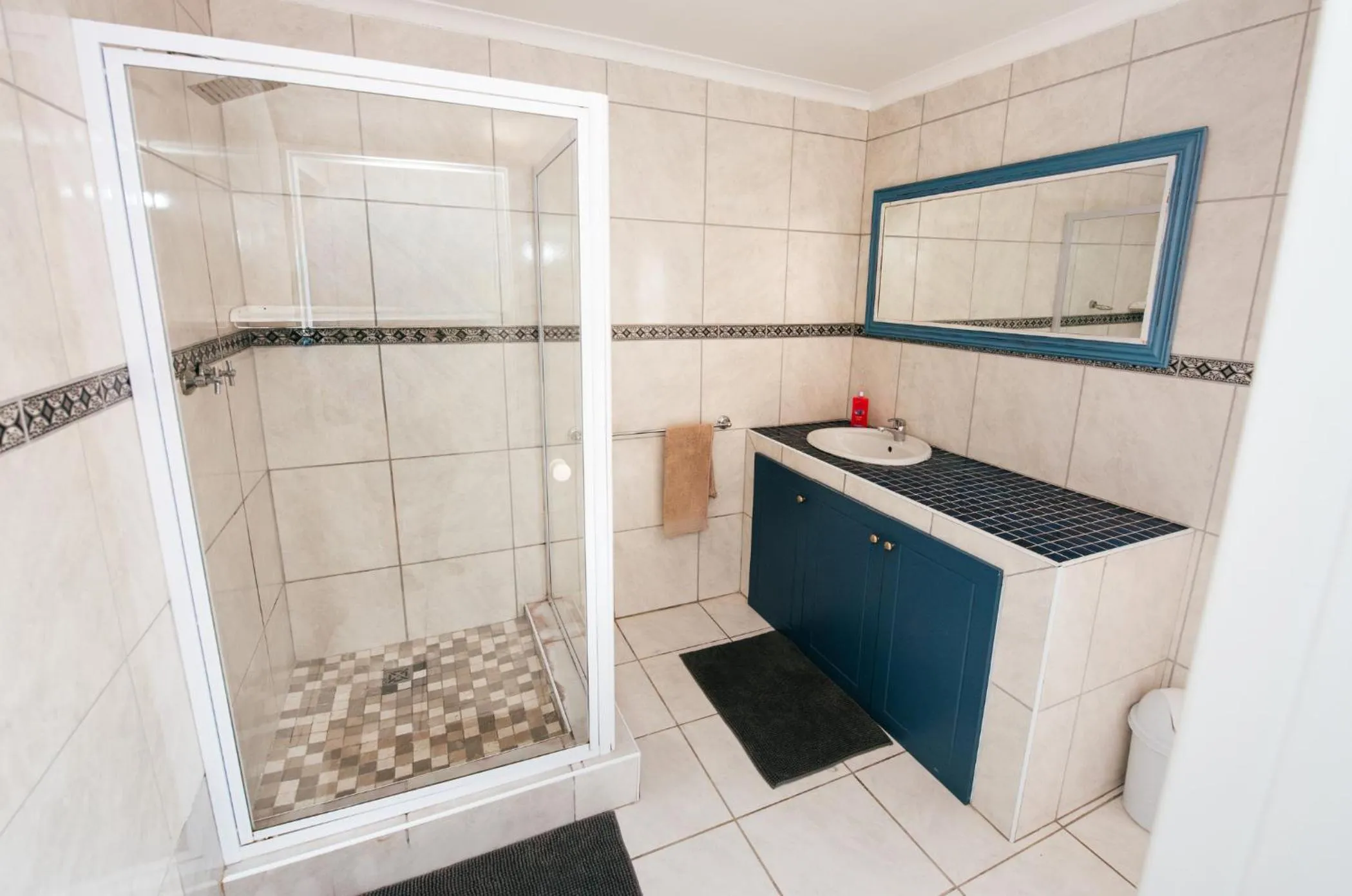 Bathroom in Hermanus Backpackers & Budget Accommodation