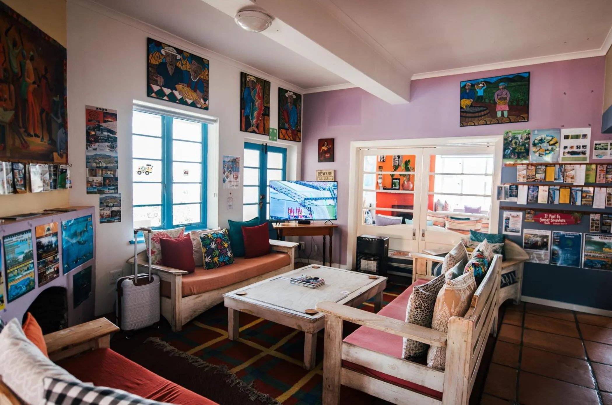 Communal lounge/ TV room in Hermanus Backpackers & Budget Accommodation