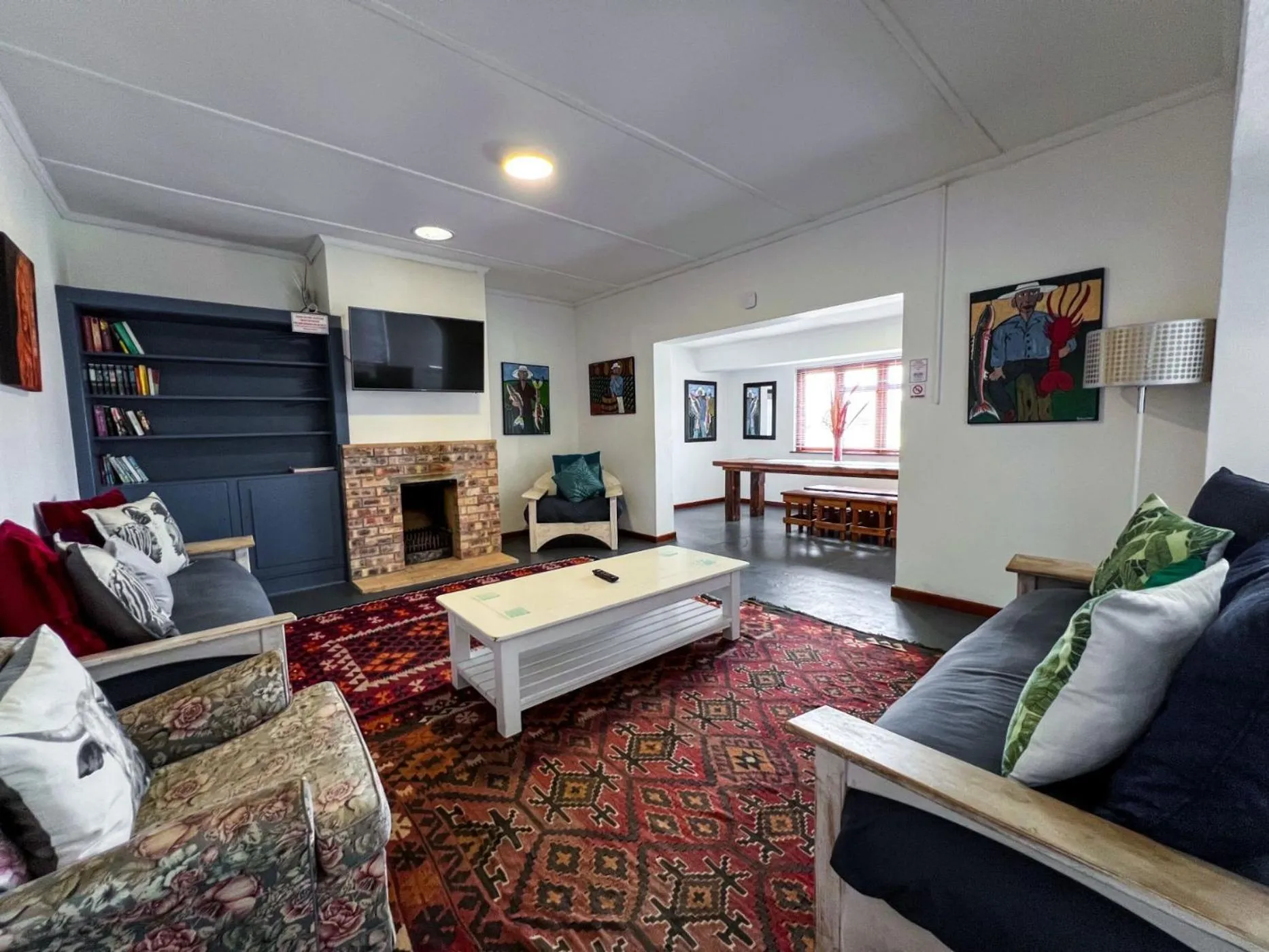 Communal lounge/ TV room in Hermanus Backpackers & Budget Accommodation