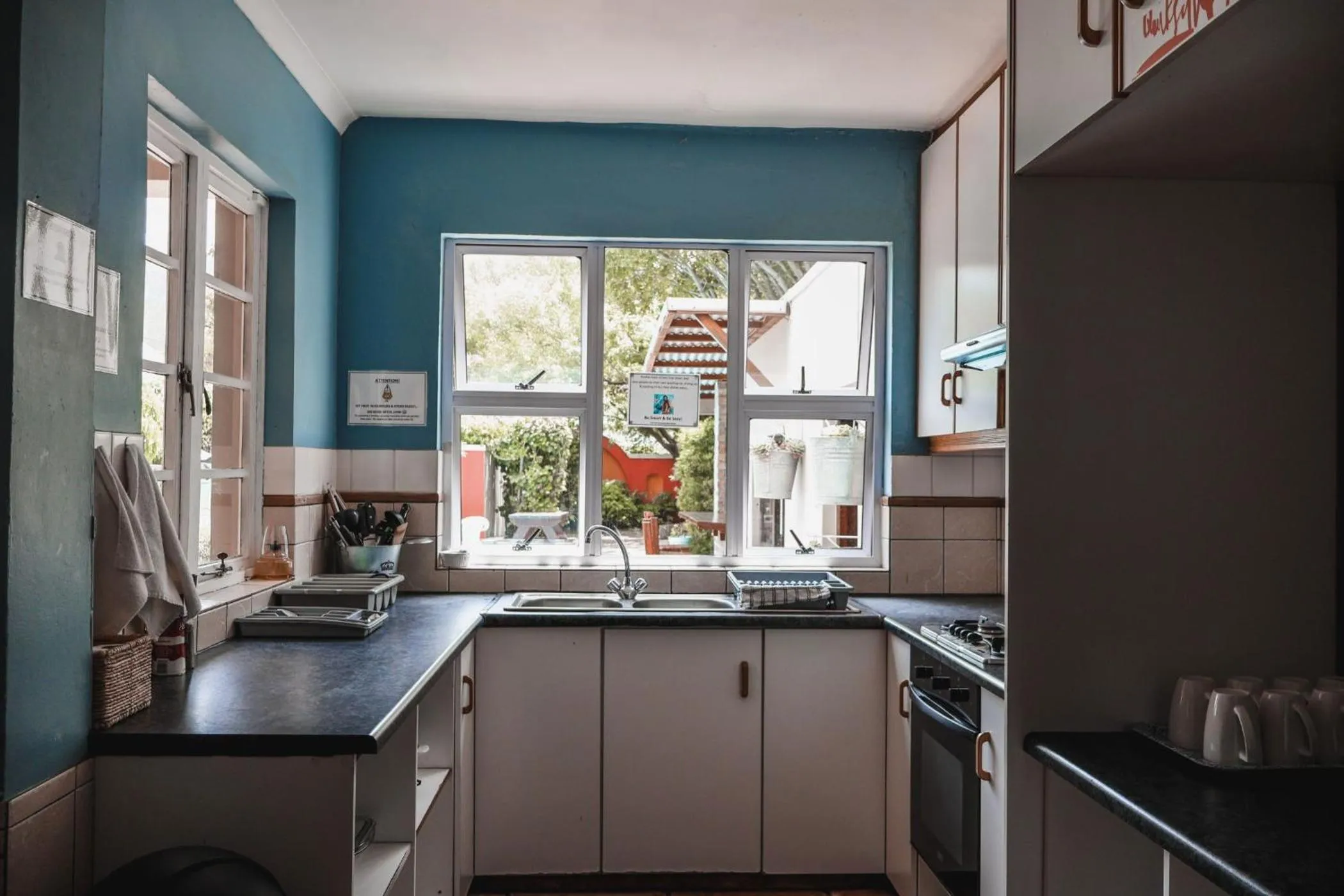 Communal kitchen in Hermanus Backpackers & Budget Accommodation