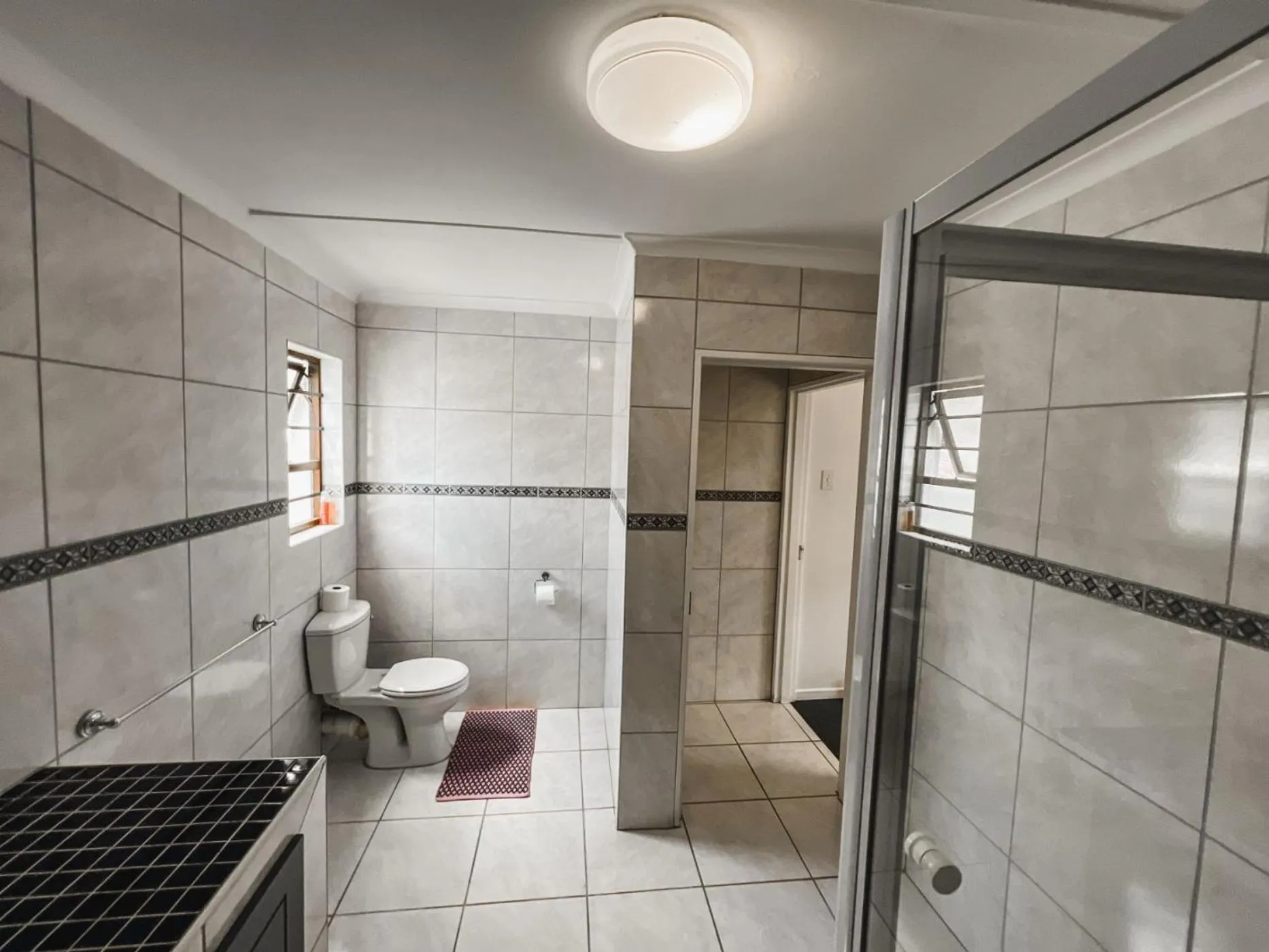 Bathroom in Hermanus Backpackers & Budget Accommodation