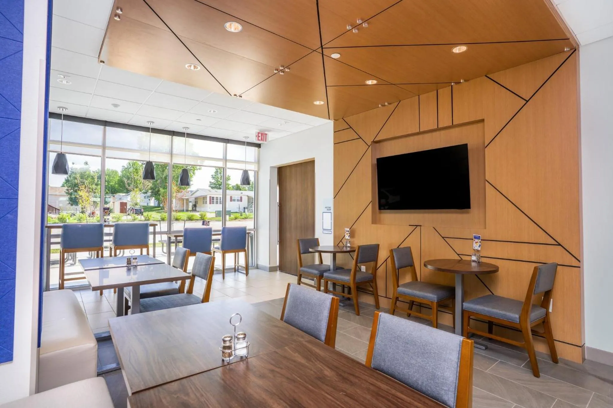 Breakfast in Holiday Inn Express & Suites Cedar Rapids NE - Marion by IHG