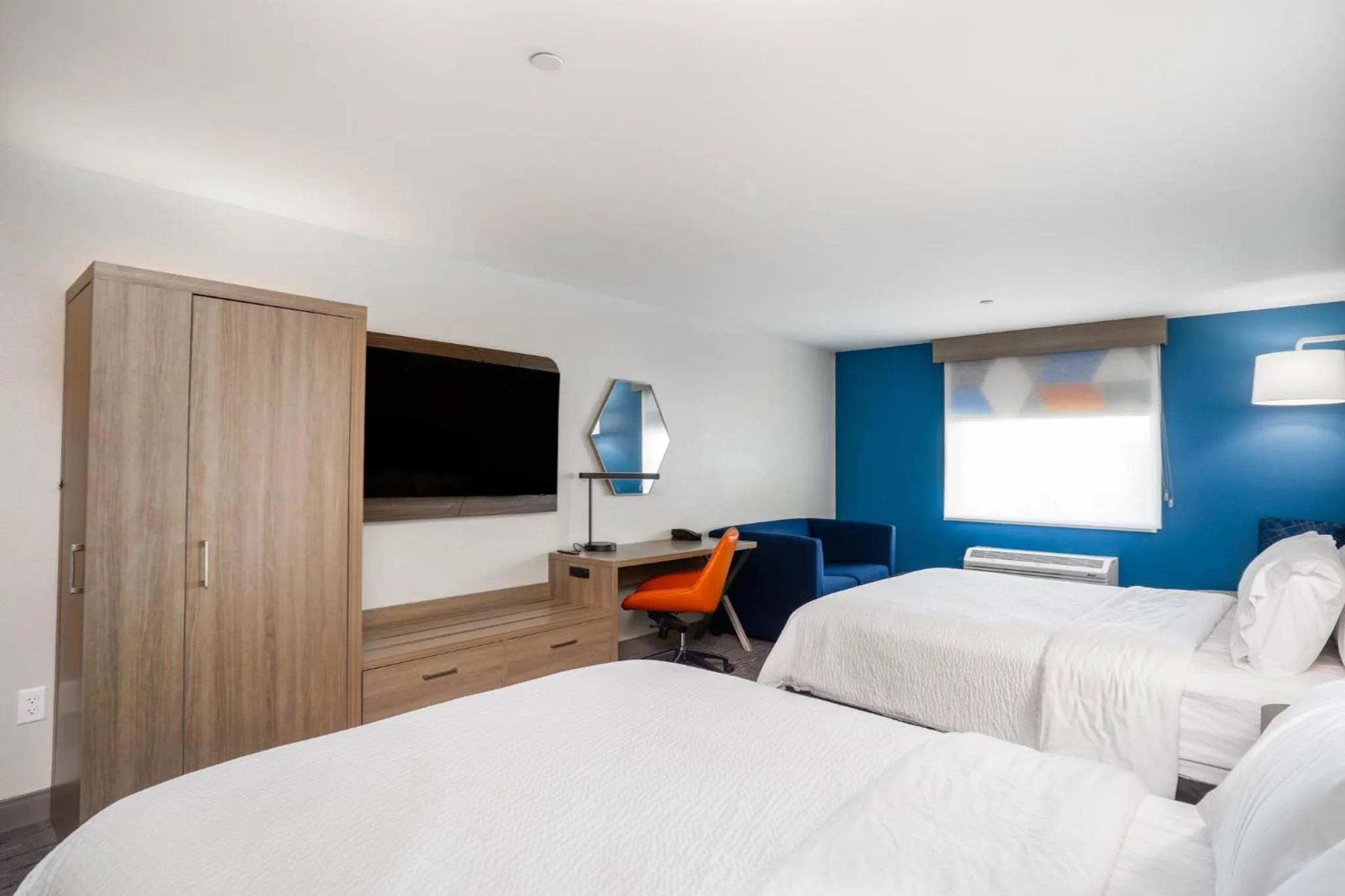 Photo of the whole room, Bed in Holiday Inn Express & Suites Cedar Rapids NE - Marion by IHG