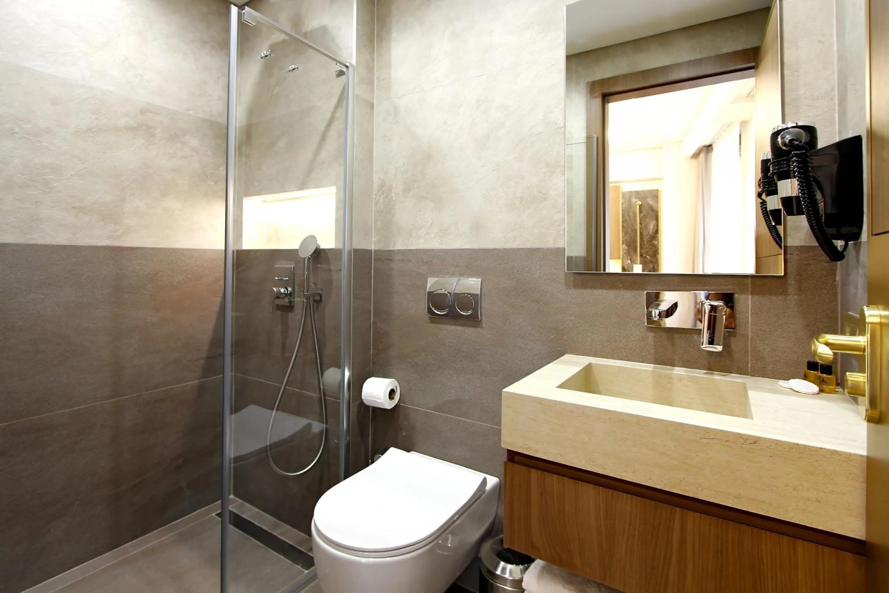 Toilet in Erba Hotel