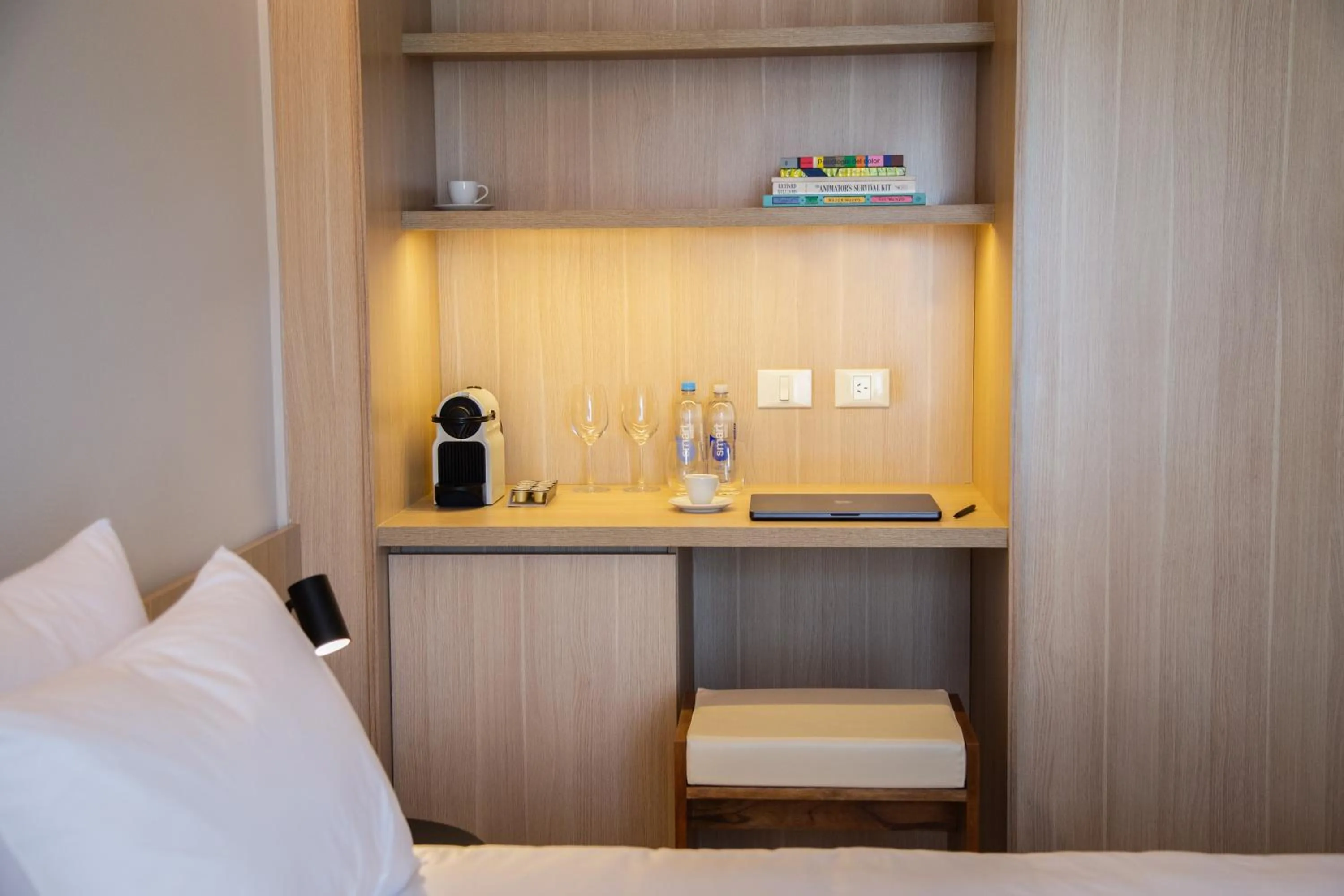 Coffee/tea facilities, Bed in Vilon Recoleta Hotel