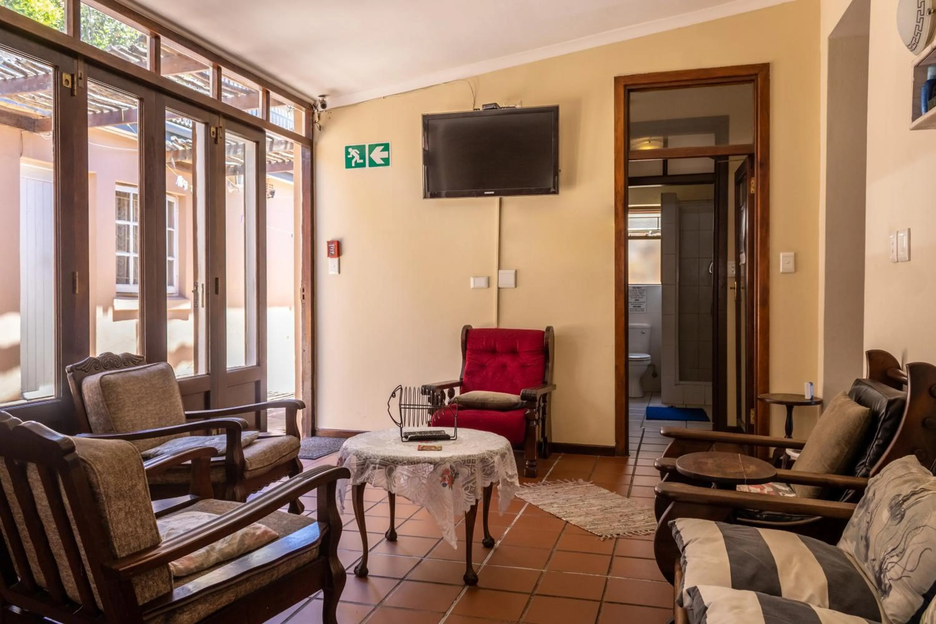 Communal lounge/ TV room in Bay Vista Guesthouse