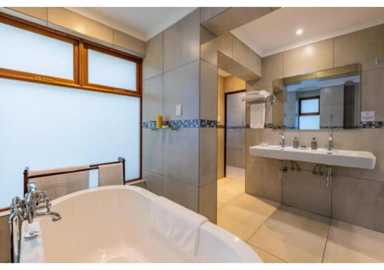 Shower, Bed in Sheppard Boutique Hotel