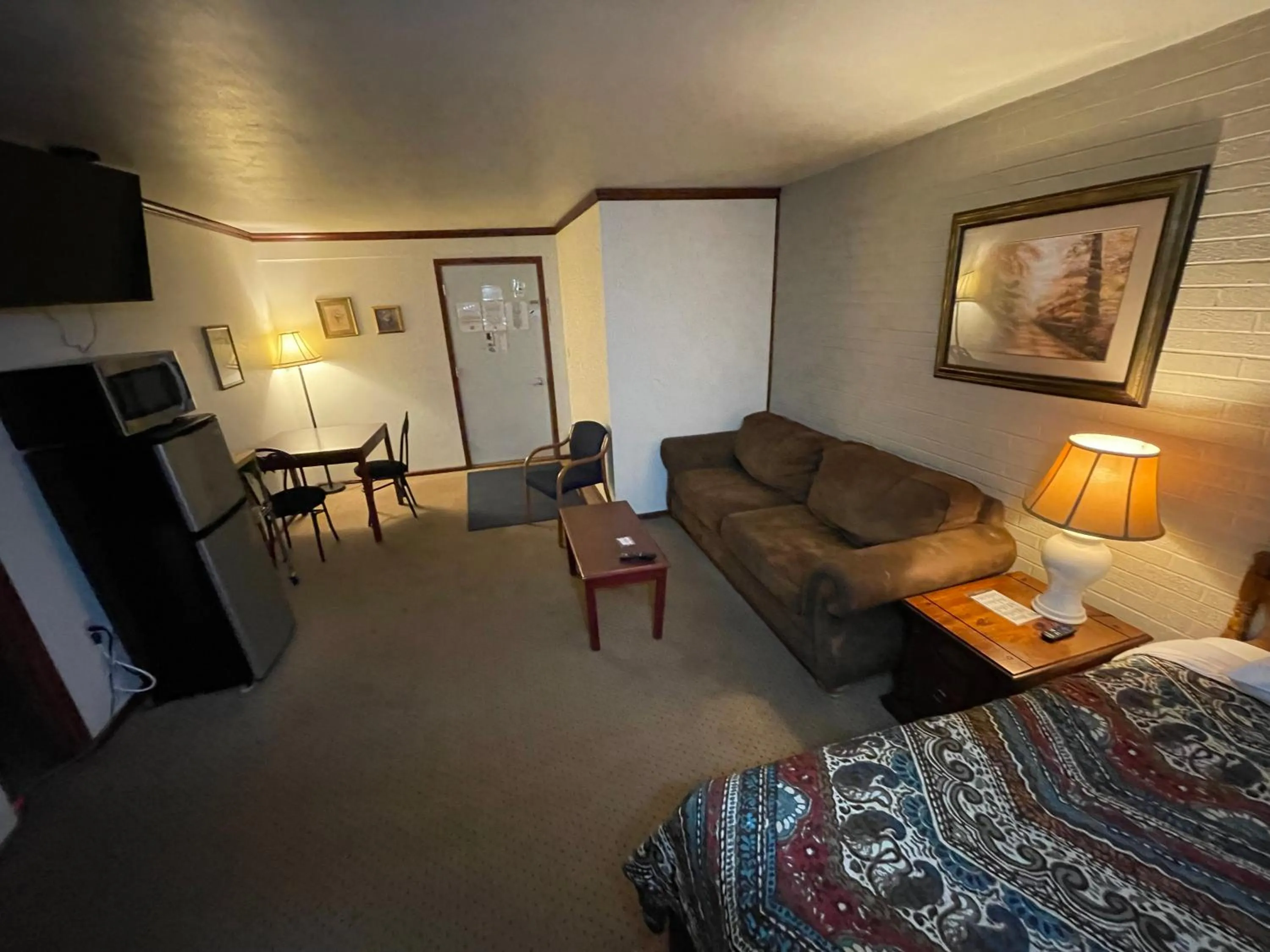 Living room, Bed in Highland Court Motel