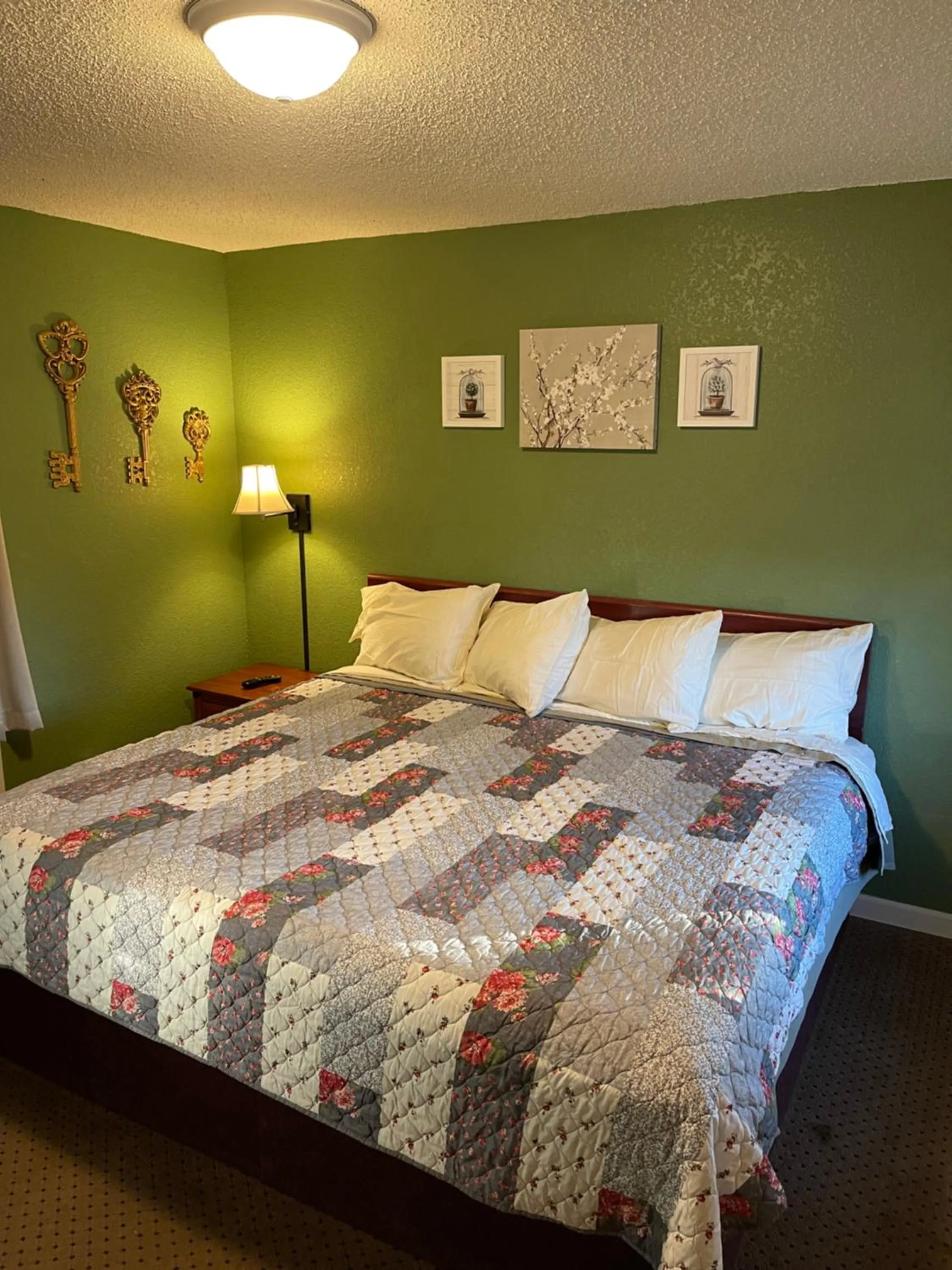 Bedroom, Bed in Highland Court Motel