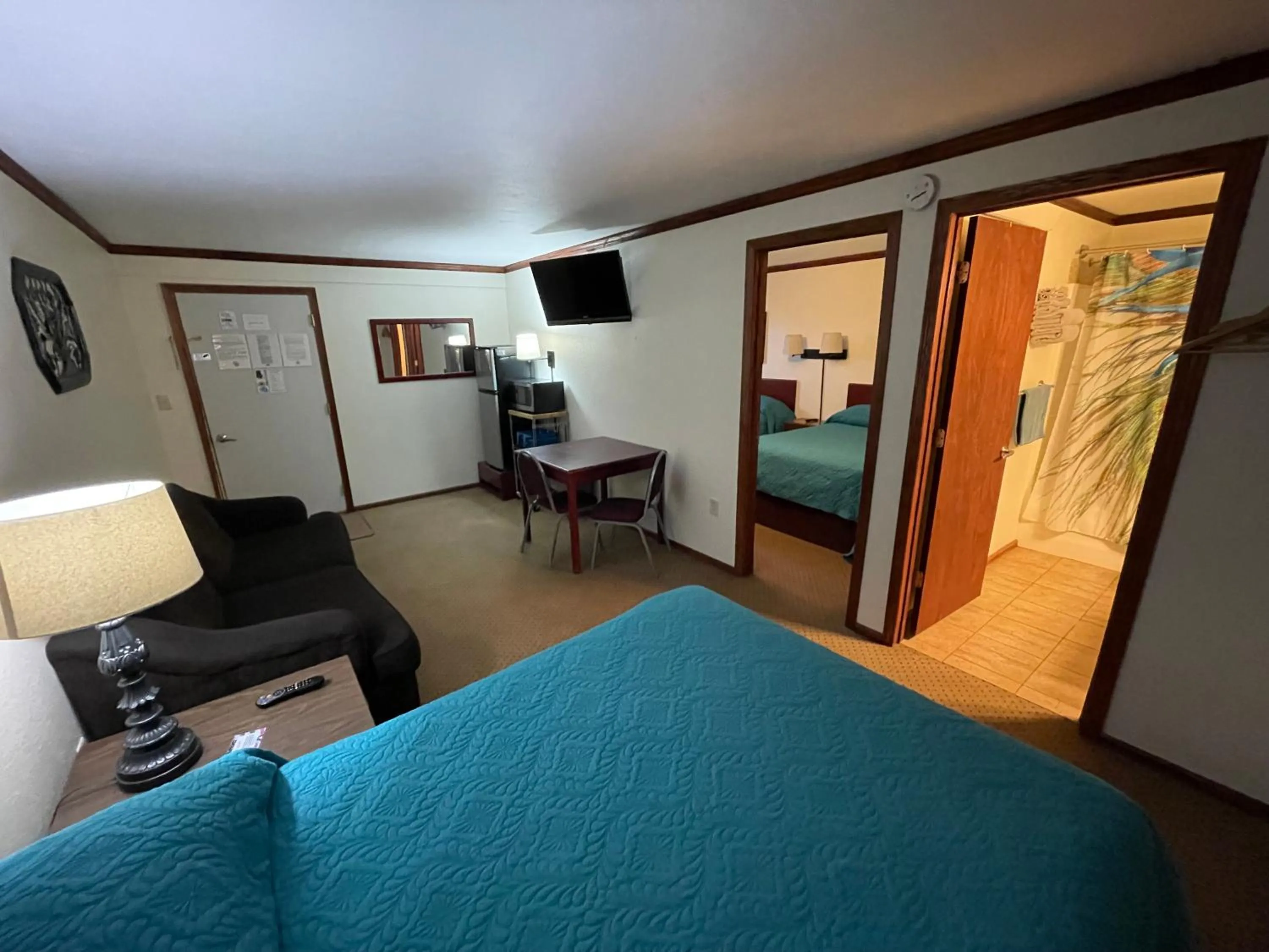 Photo of the whole room, Bed in Highland Court Motel
