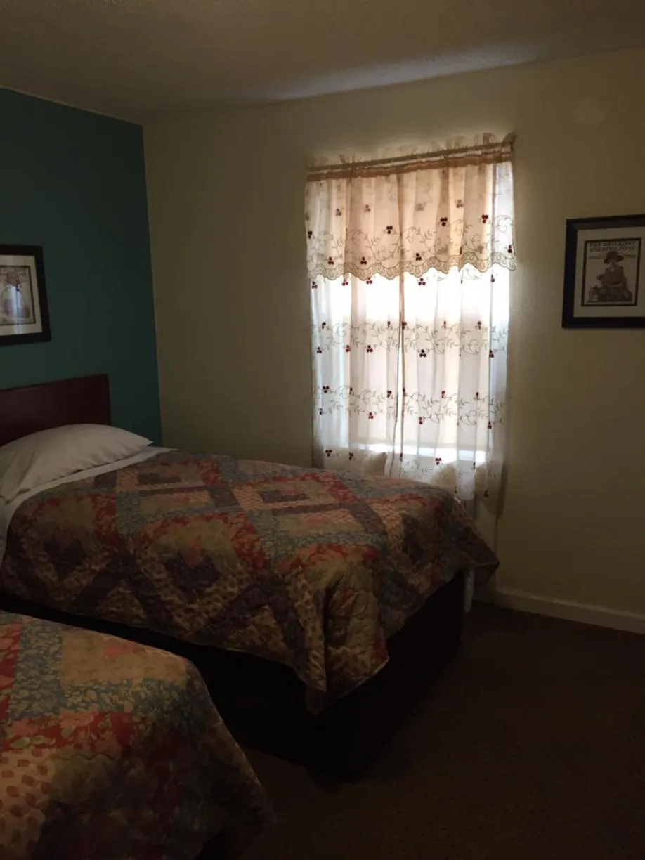 Bed in Highland Court Motel