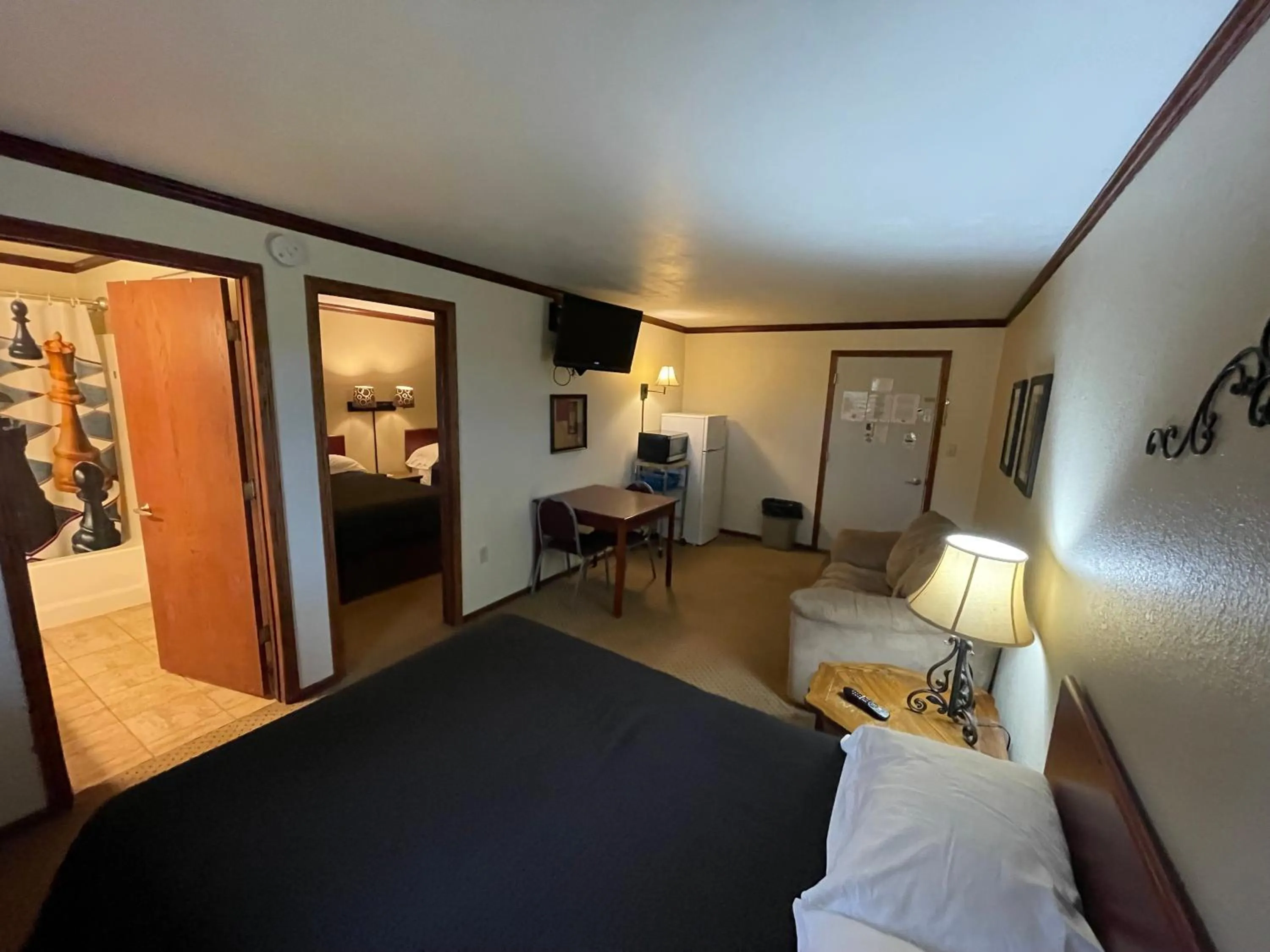 Photo of the whole room, Bed in Highland Court Motel