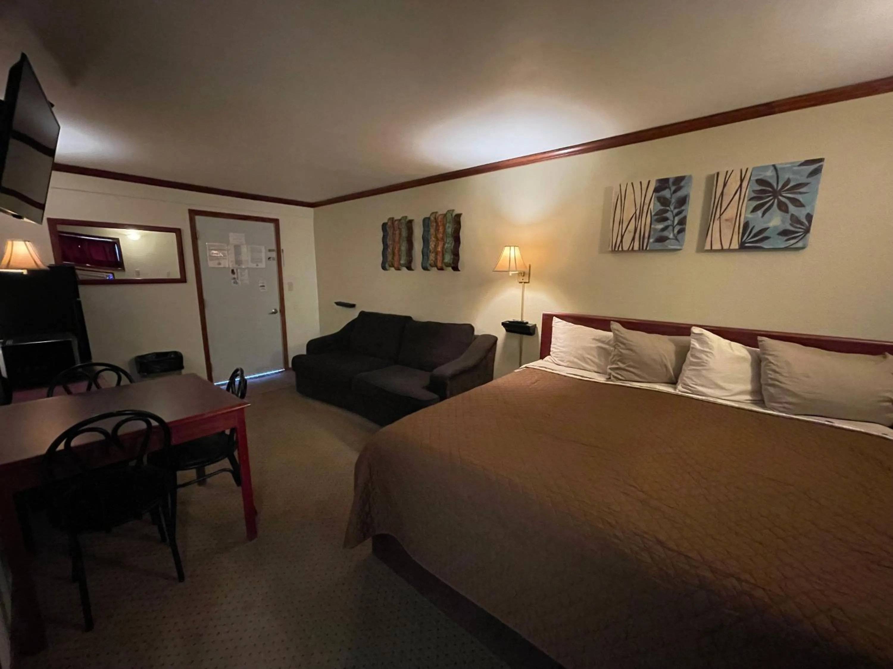 Photo of the whole room, Bed in Highland Court Motel