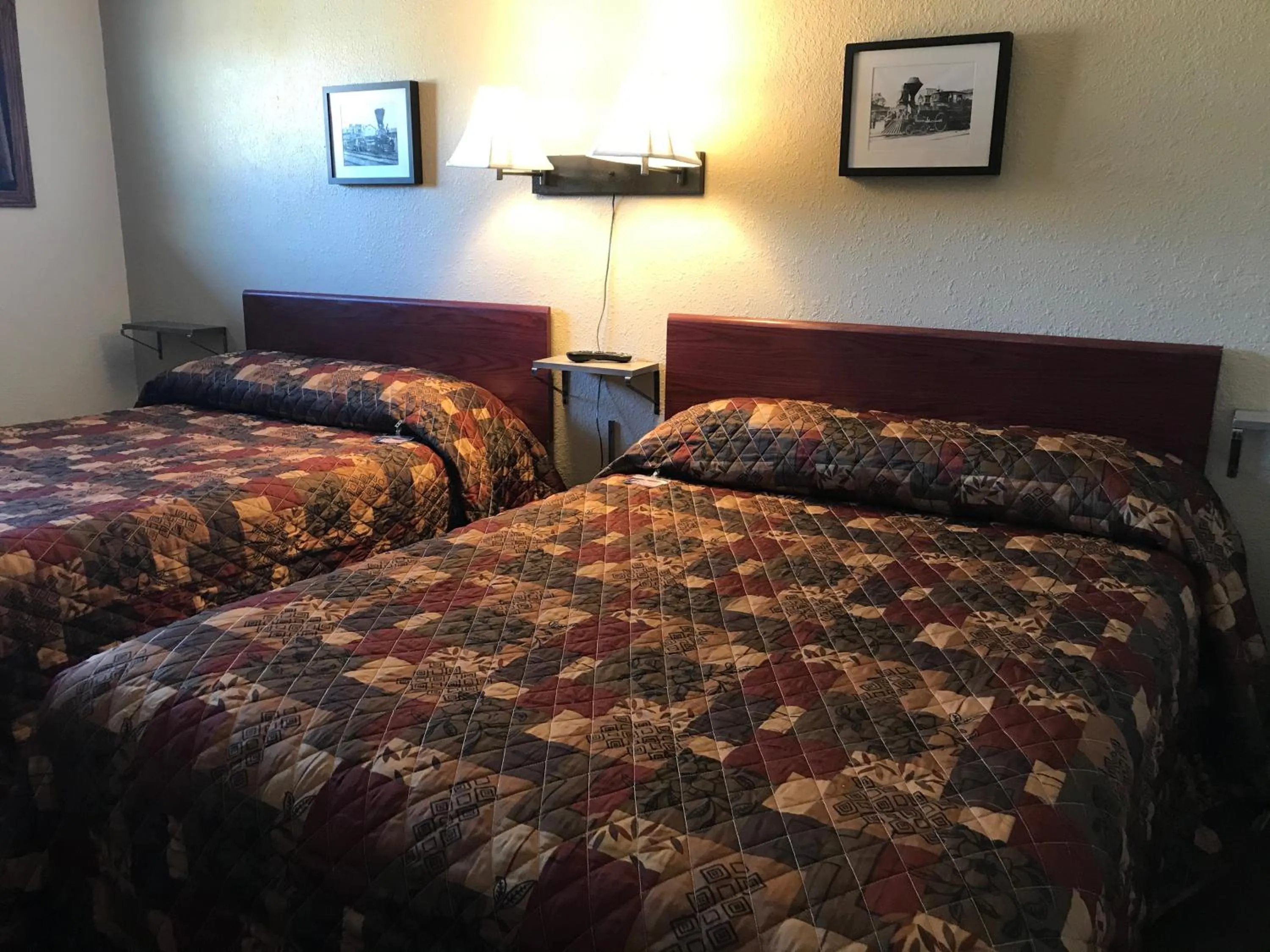 Bed in Highland Court Motel