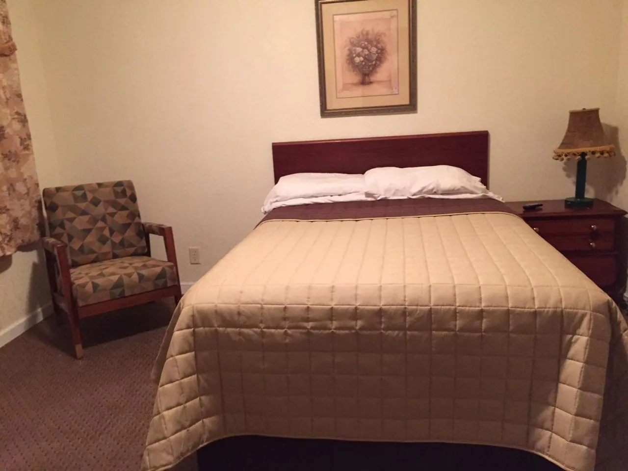 Bed in Highland Court Motel