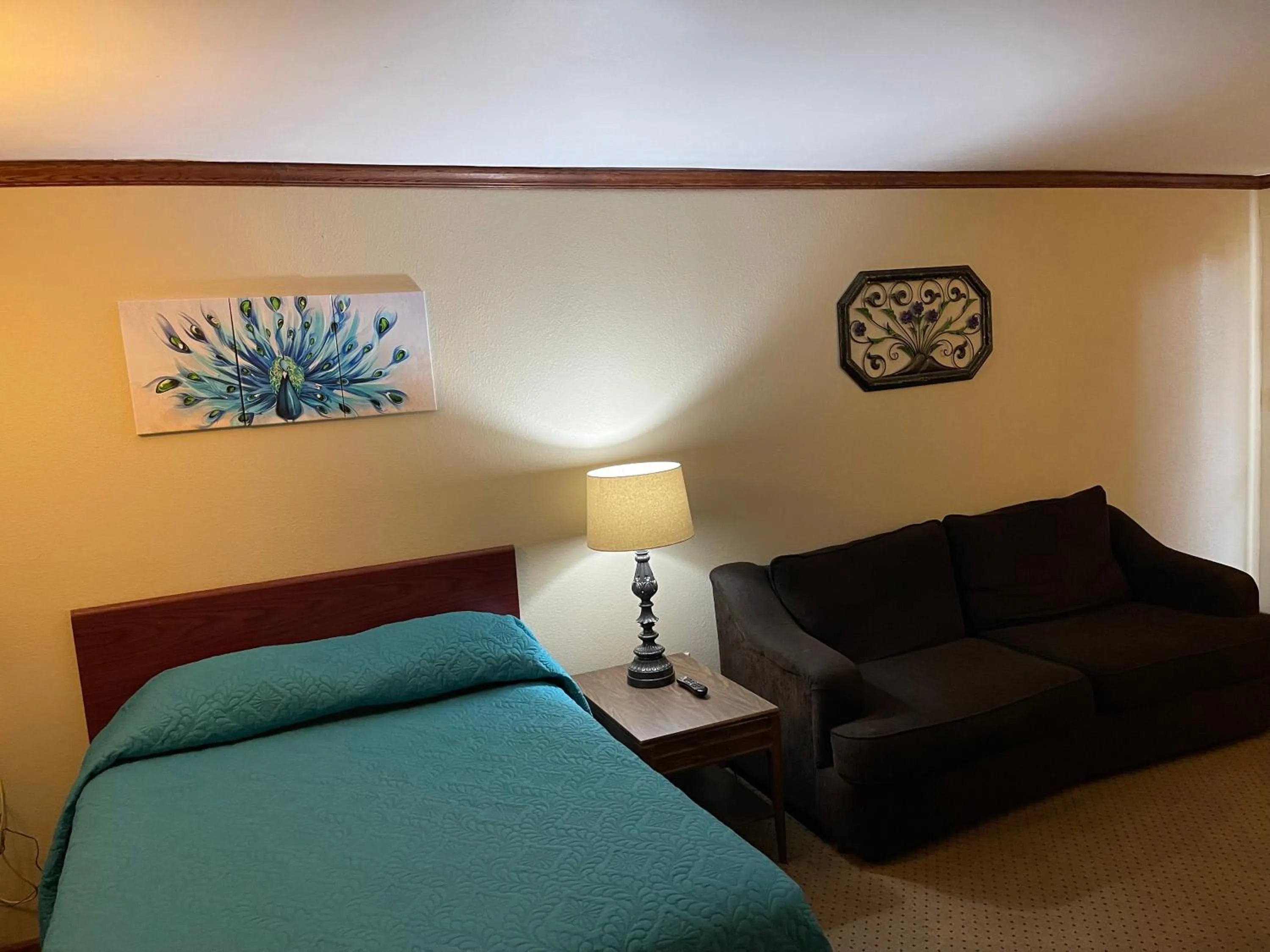 Bed in Highland Court Motel