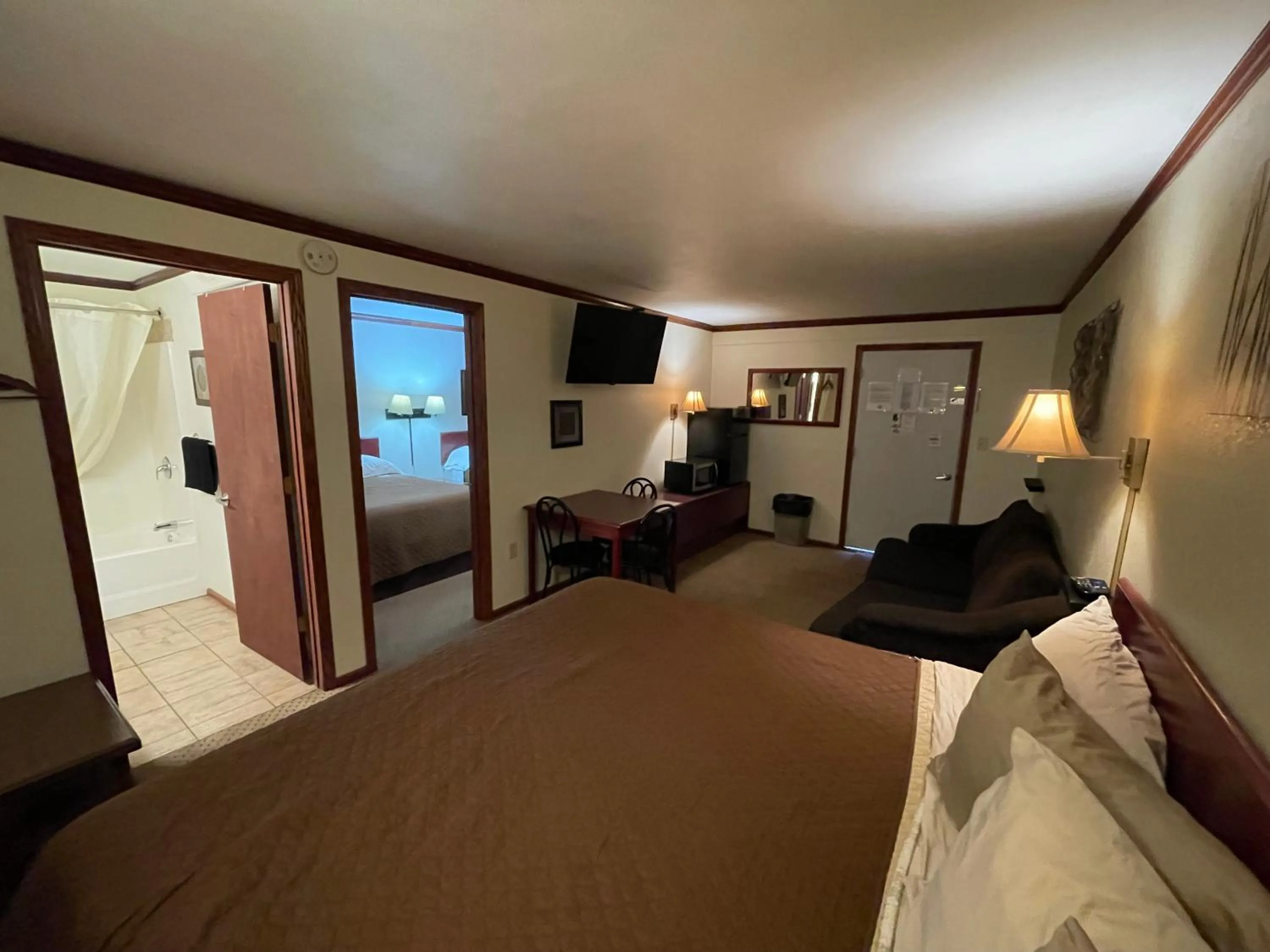 View (from property/room), Bed in Highland Court Motel