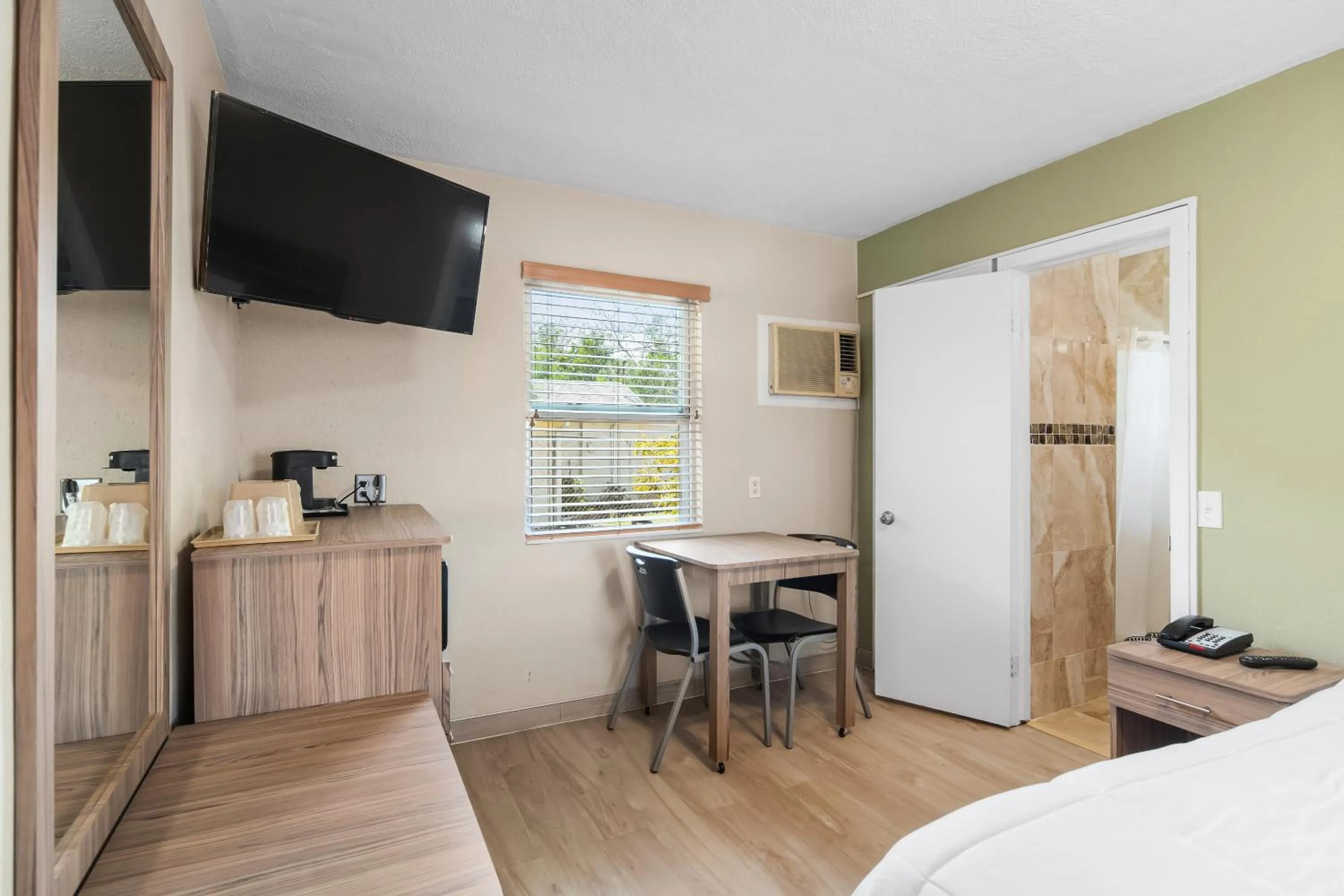 TV and multimedia in Tamiami Motel