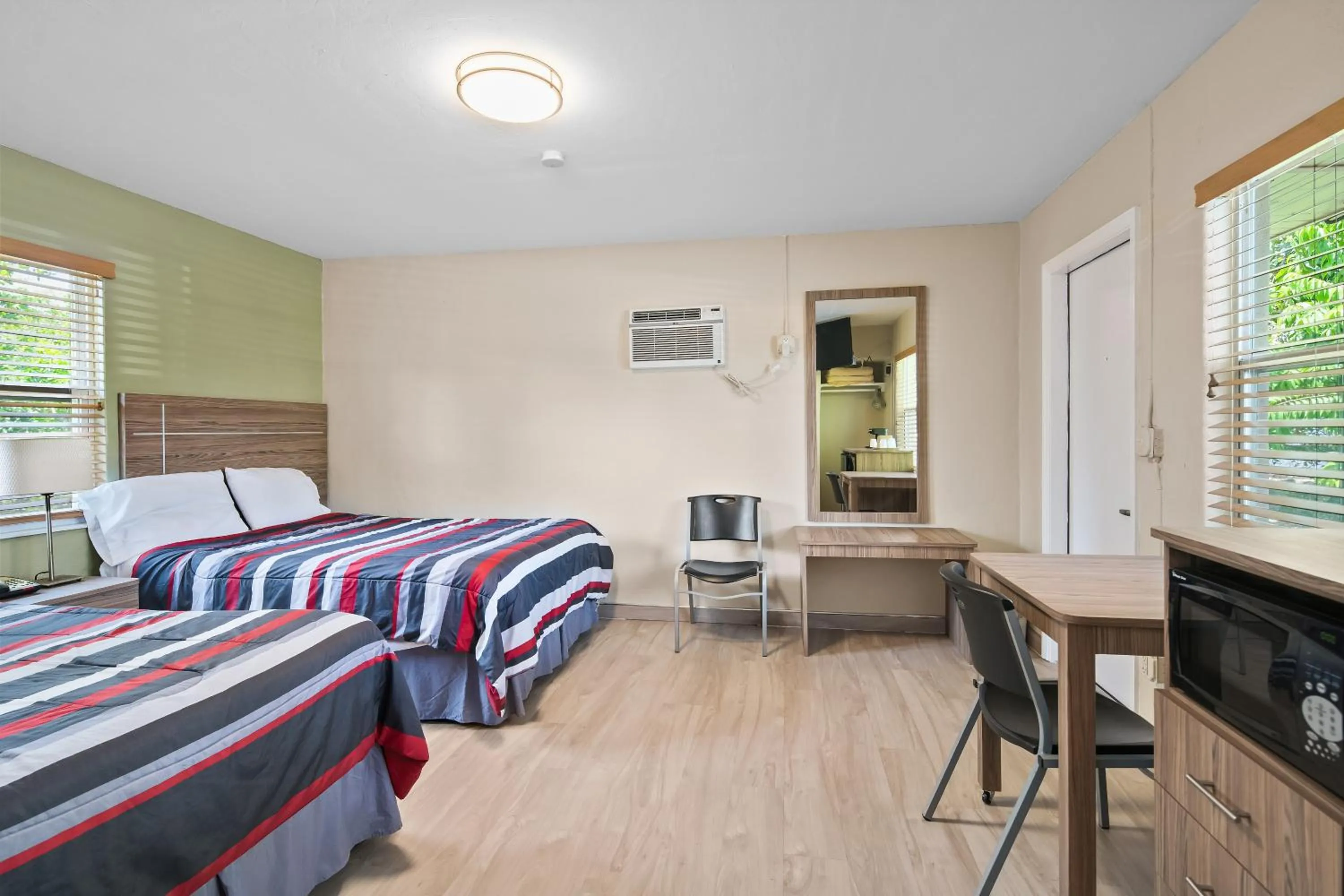 Photo of the whole room in Tamiami Motel