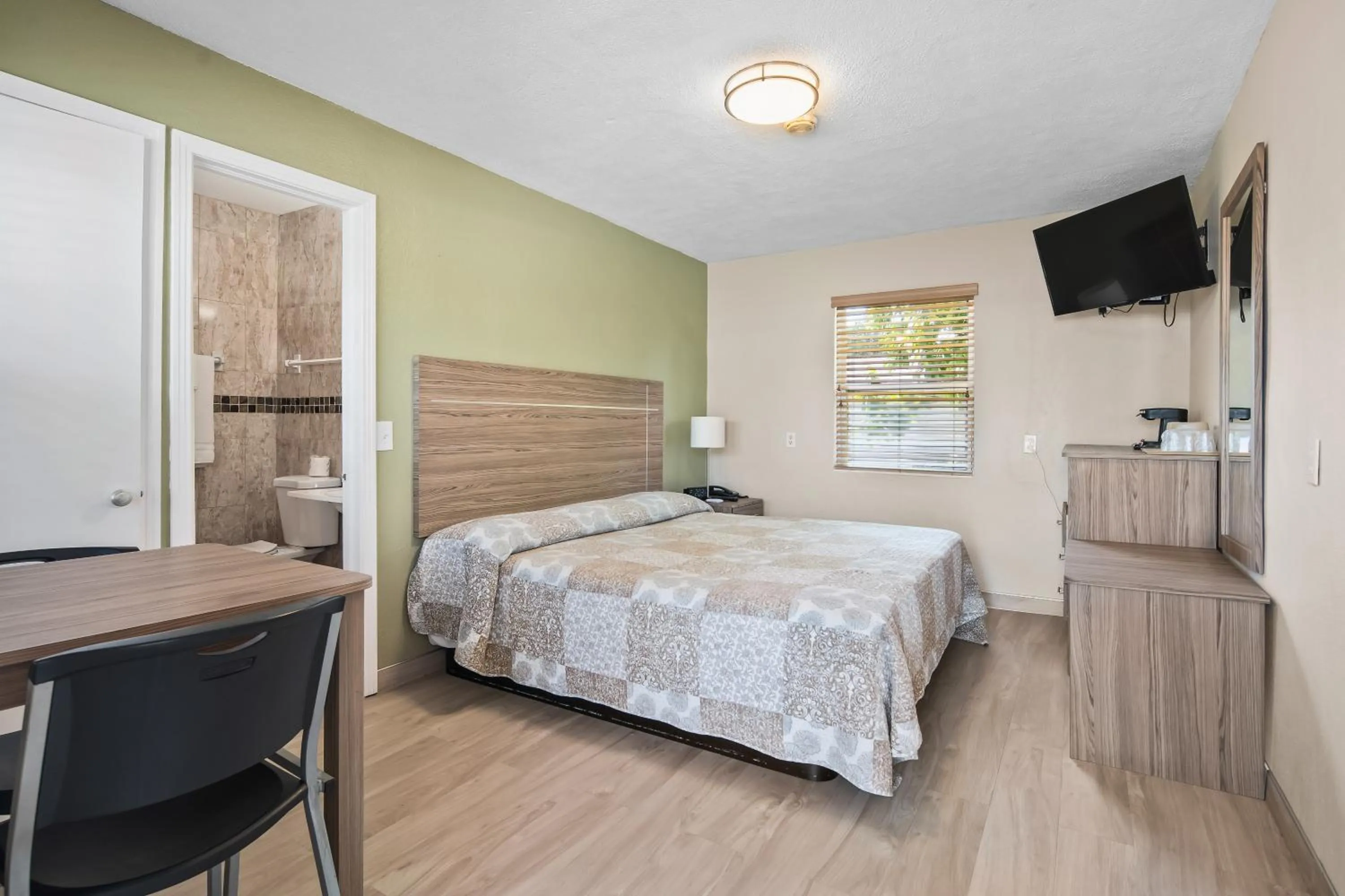 Photo of the whole room in Tamiami Motel