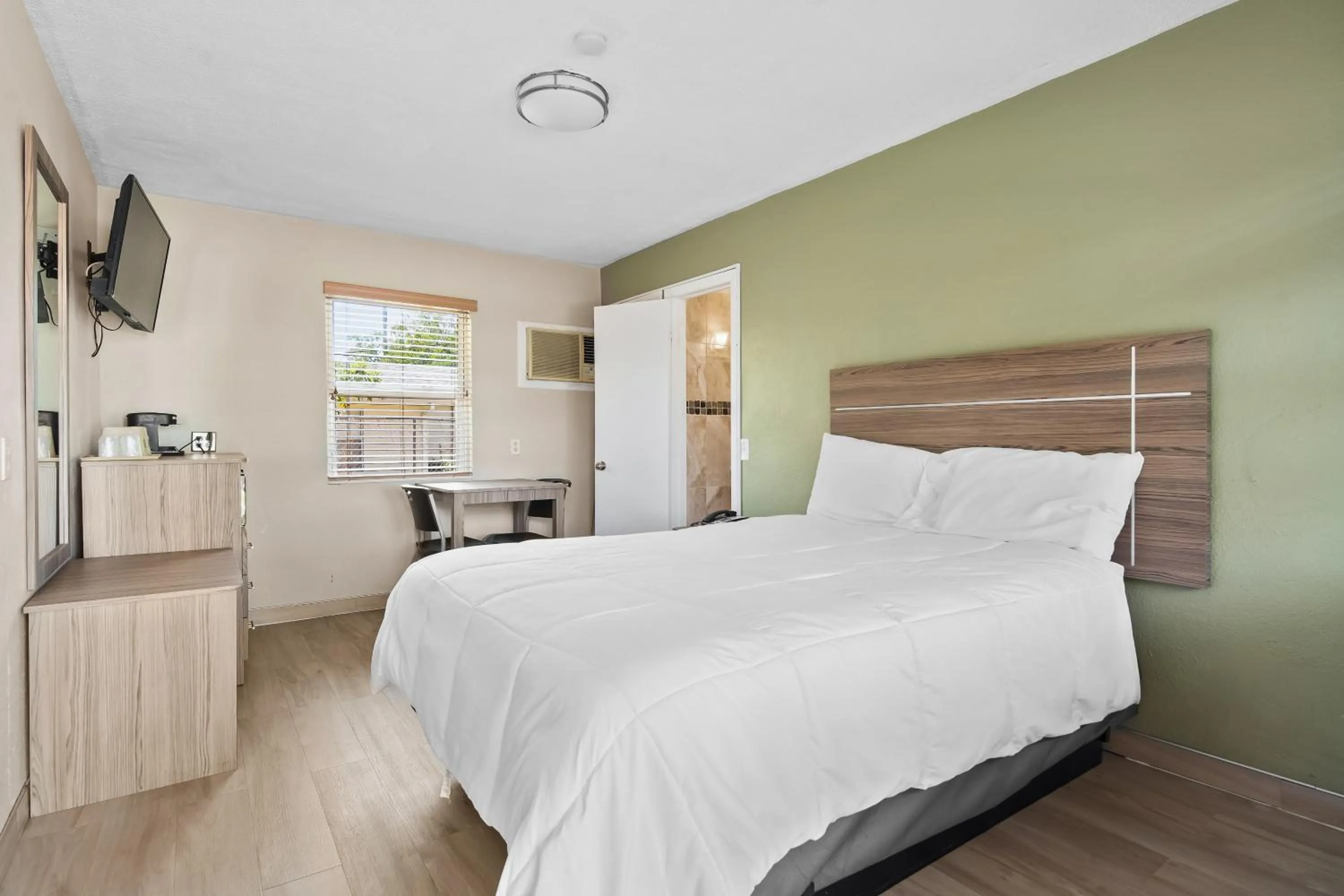 Photo of the whole room in Tamiami Motel