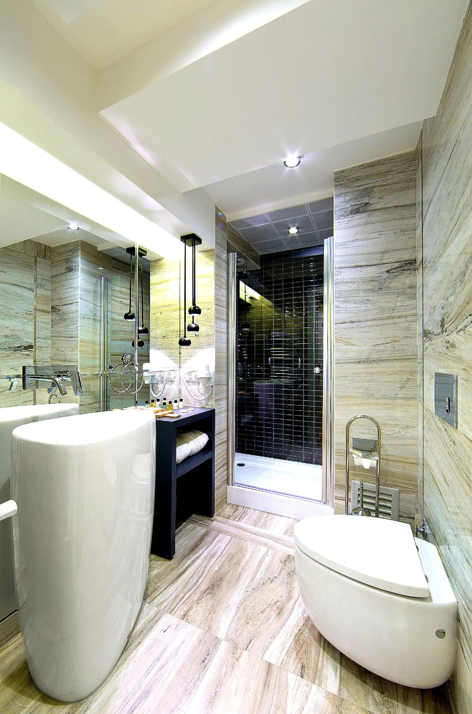 Toilet in The Place Suit & Apartments