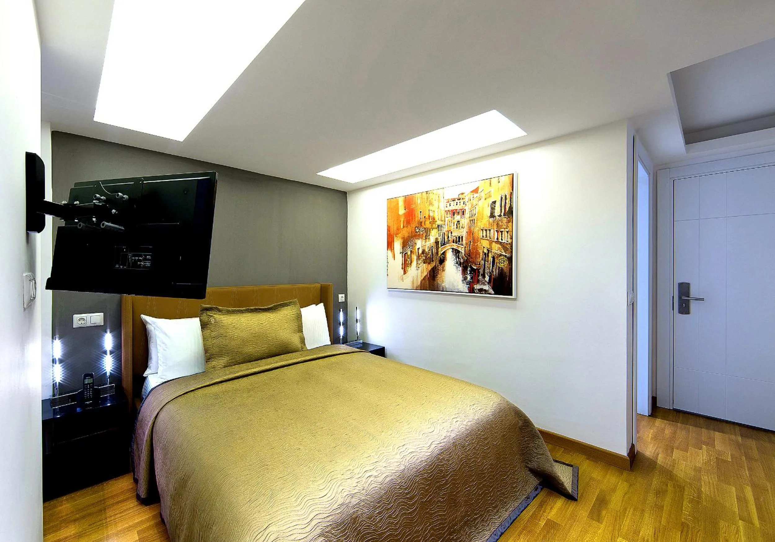 Photo of the whole room, Bed in The Place Suit & Apartments