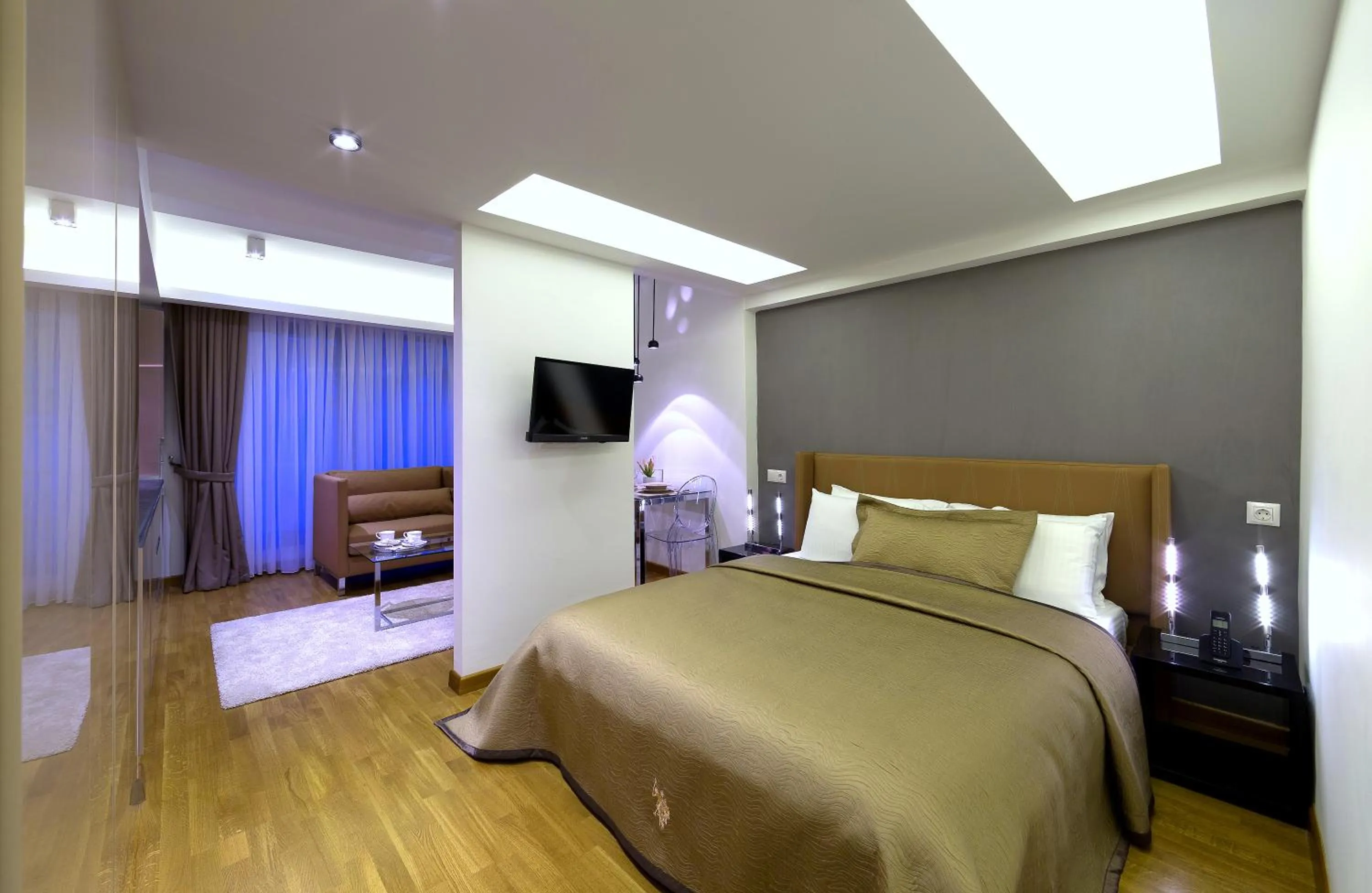 TV and multimedia, Bed in The Place Suit & Apartments