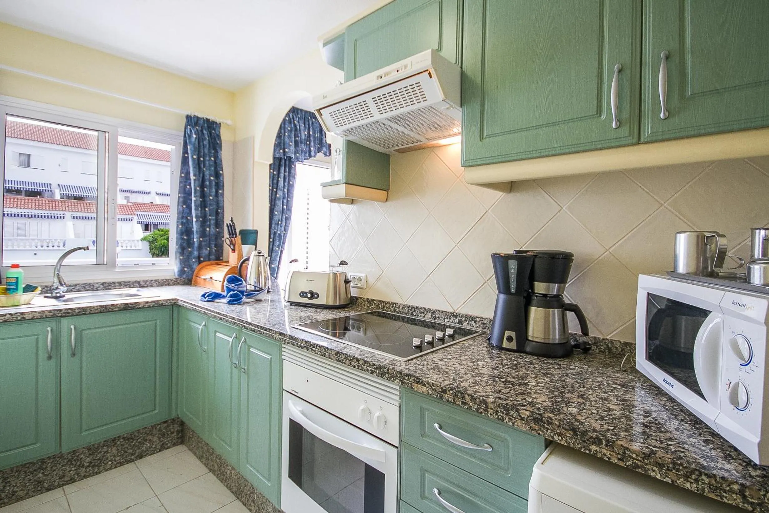 Coffee/tea facilities in Ona Los Claveles