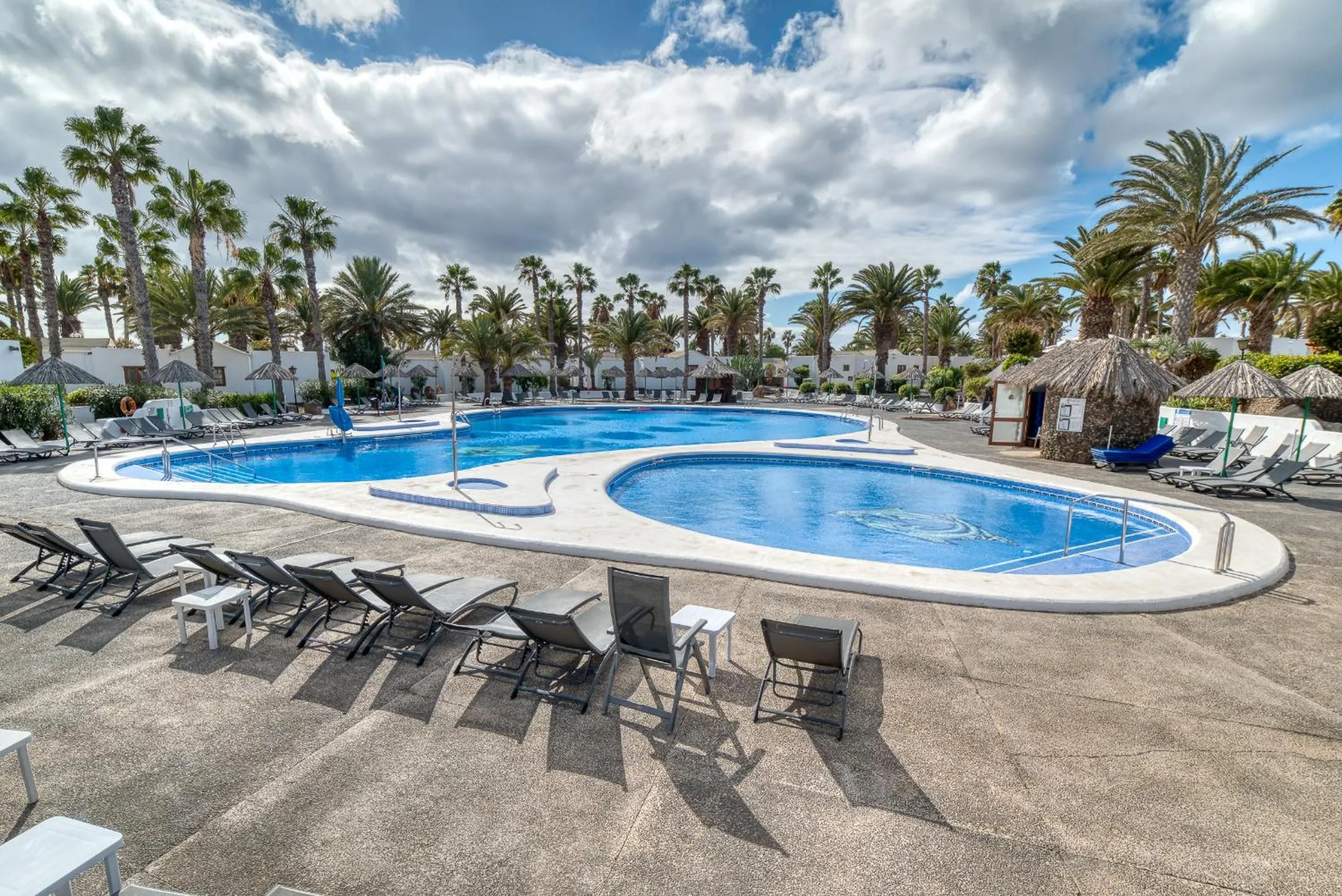 Swimming pool in Ona Las Brisas