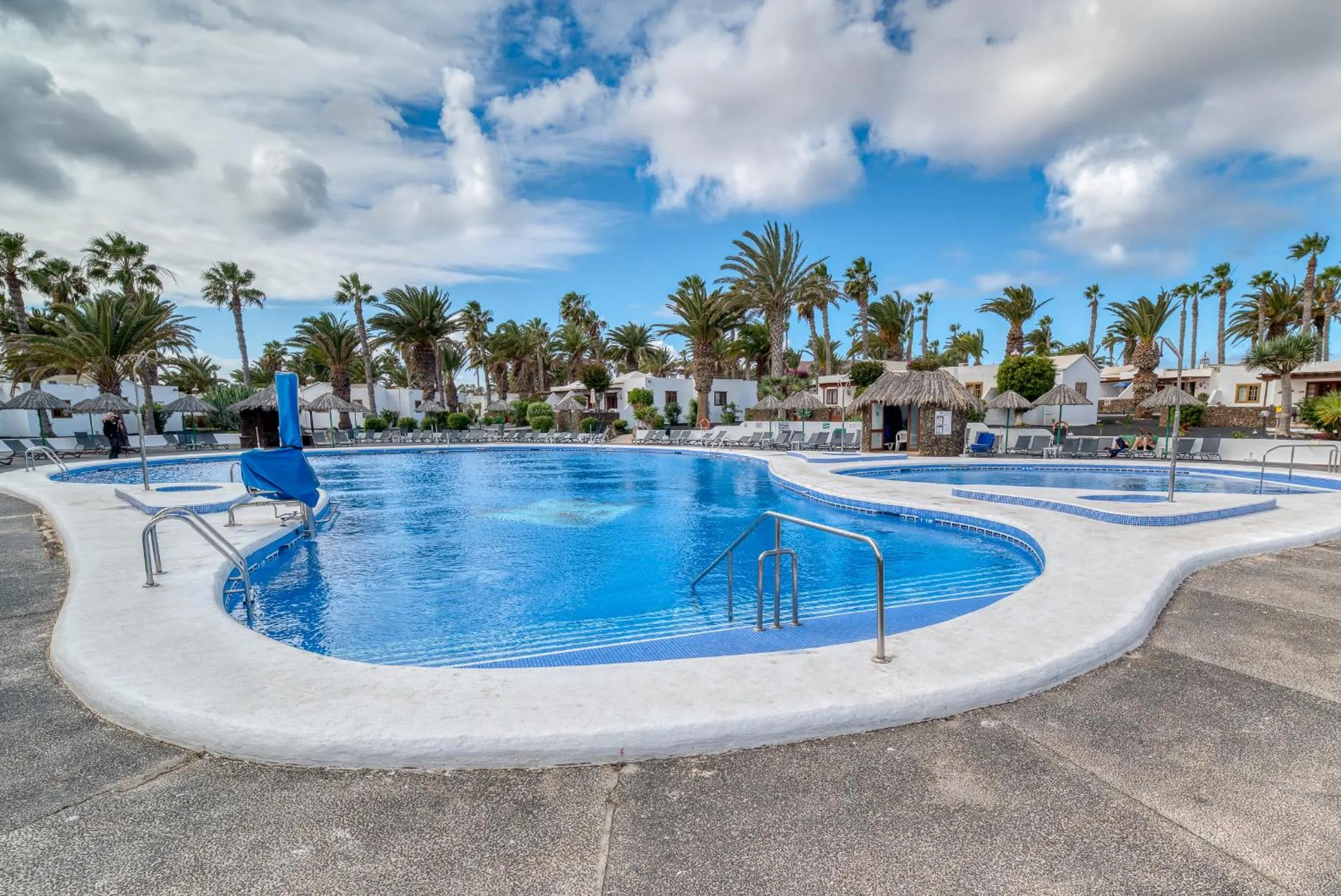 Swimming pool in Ona Las Brisas