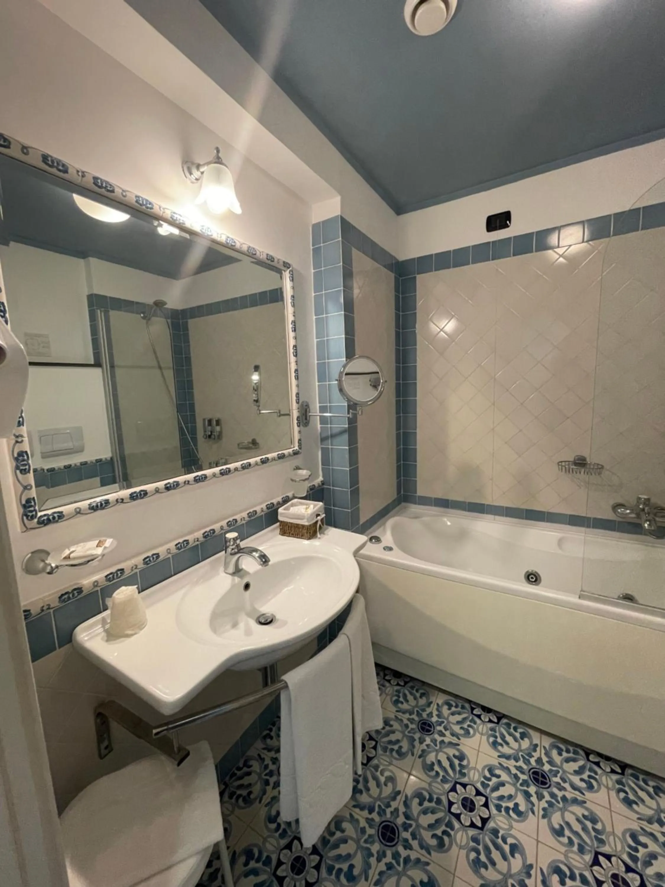 Bathroom in Hotel Bougainville