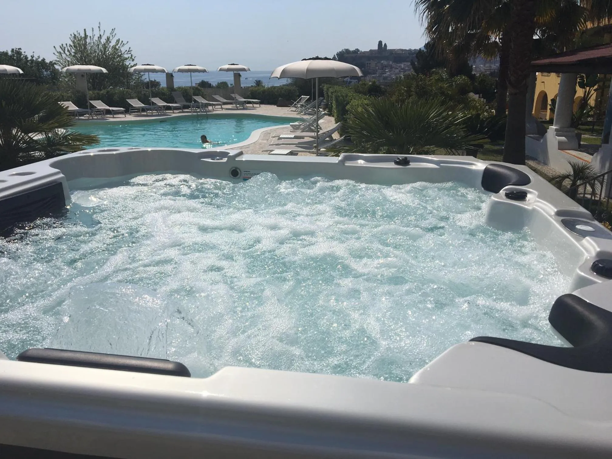 Hot Tub in Hotel Bougainville