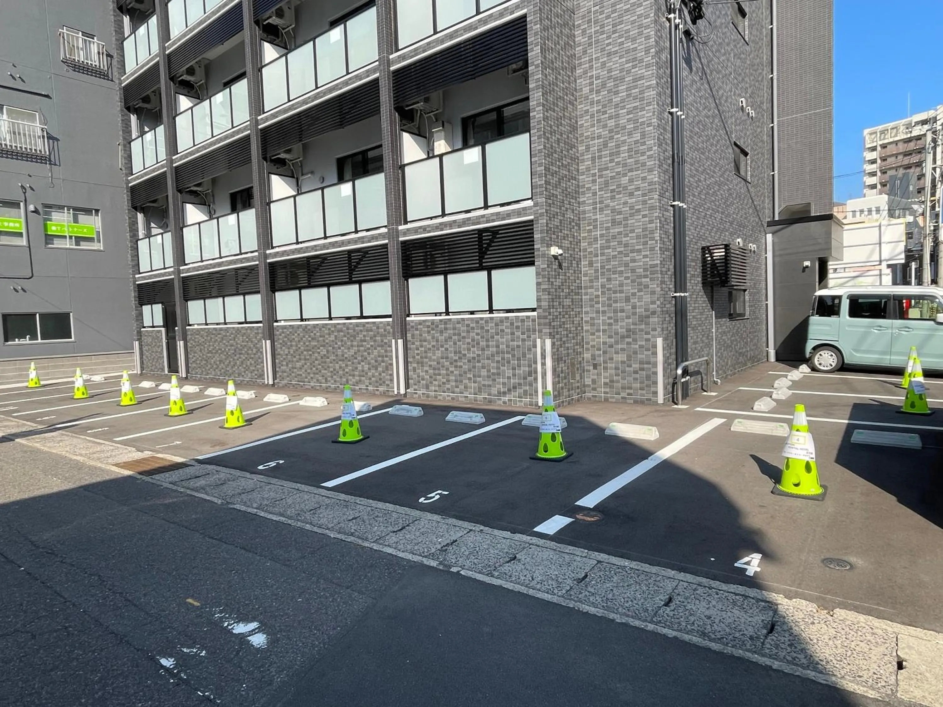 Parking in Vacation Rental Hotel TENMONKAN