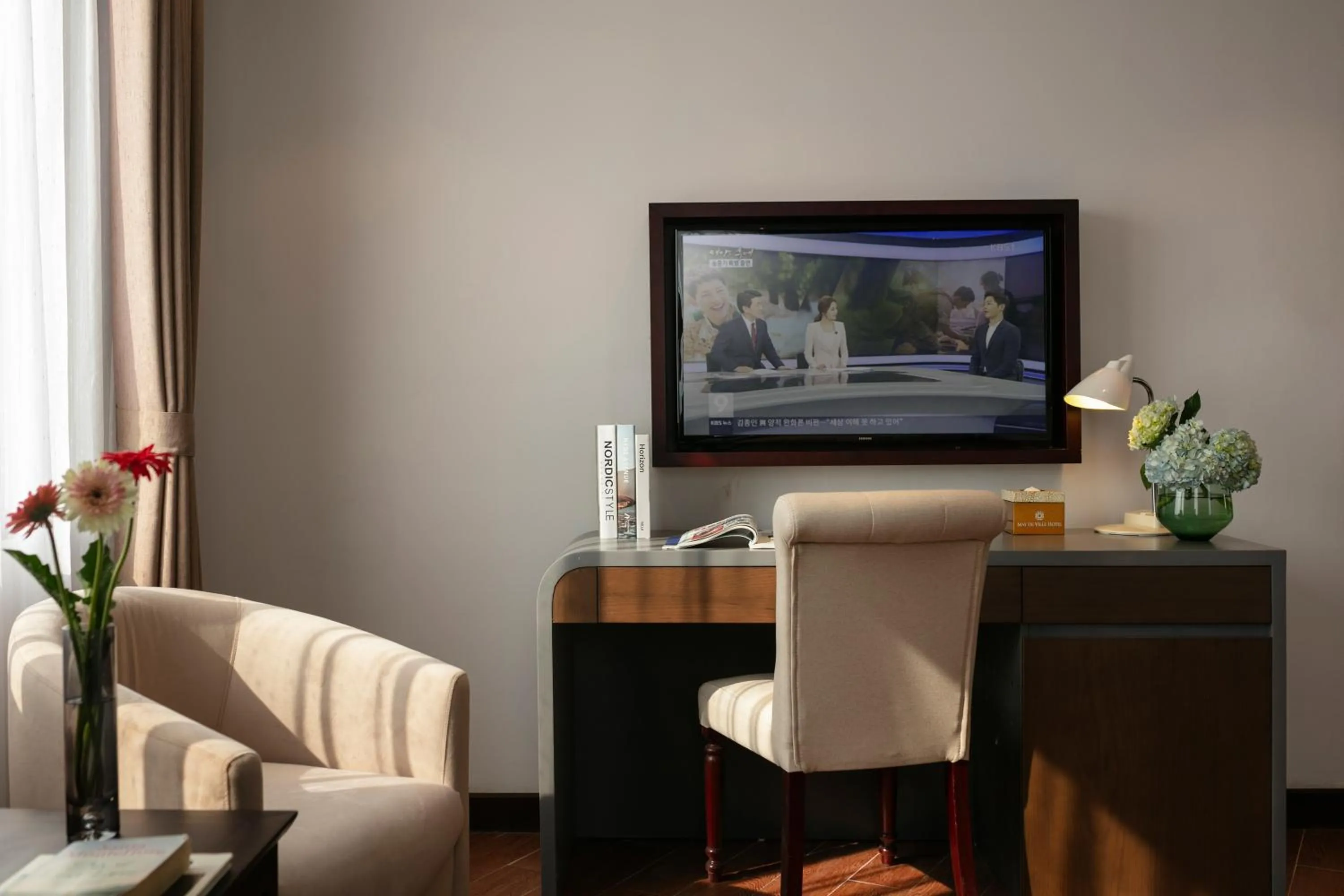 Evening entertainment in MAY DE VILLE Corner Hotel