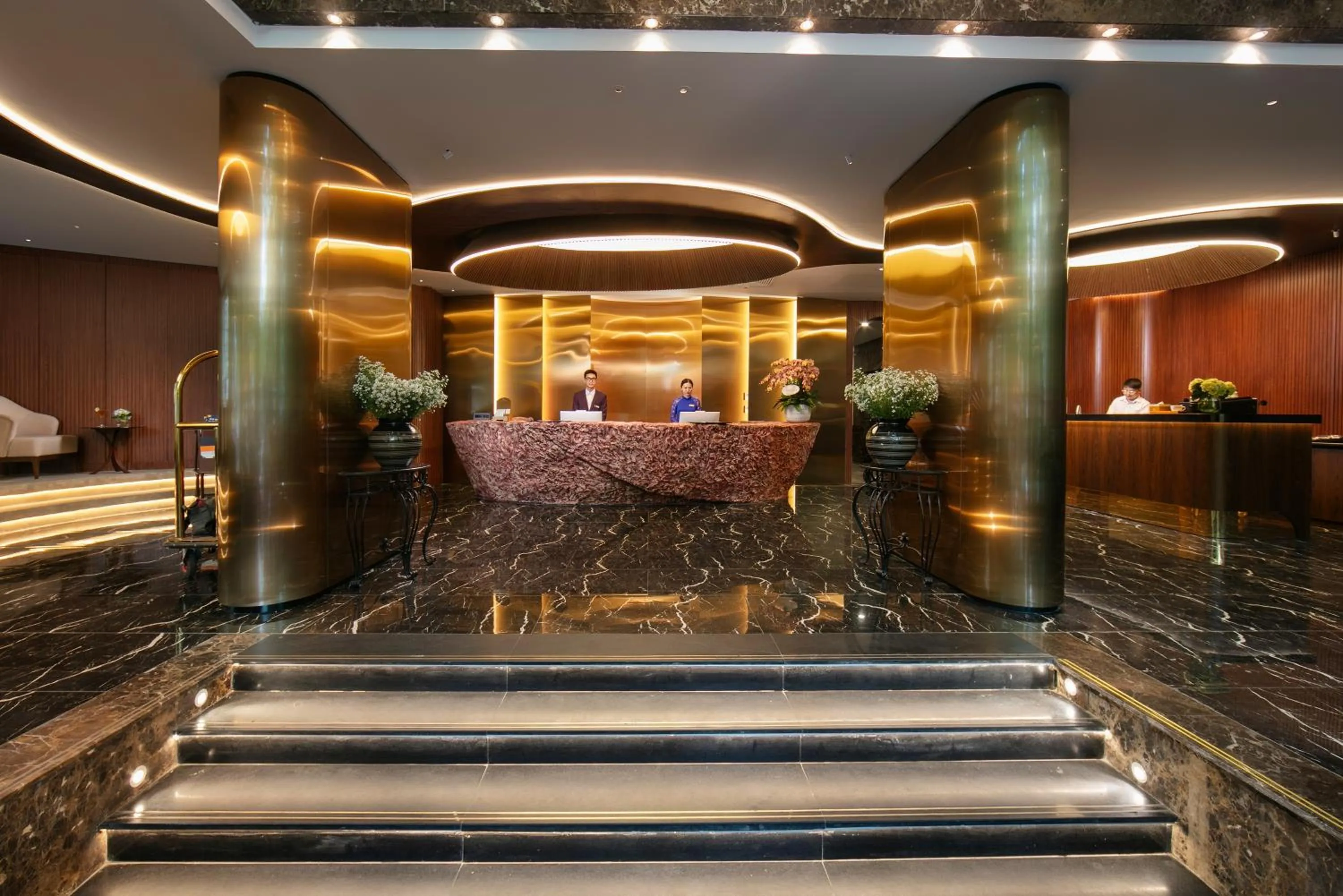 Lobby or reception in MAY DE VILLE Corner Hotel