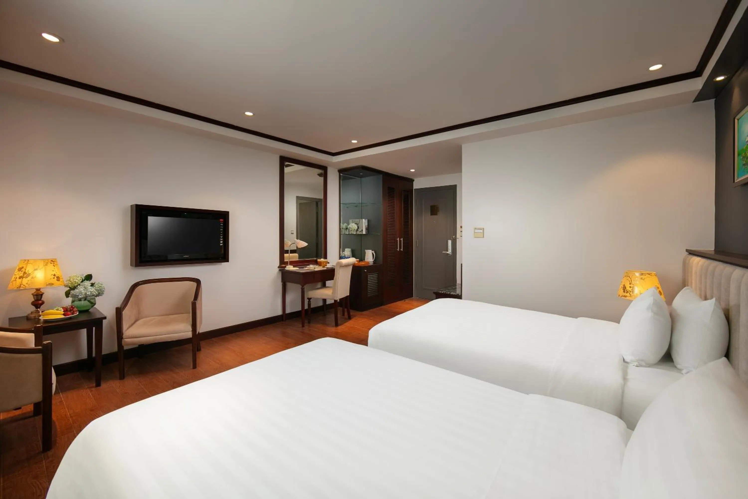 Bed in MAY DE VILLE Corner Hotel