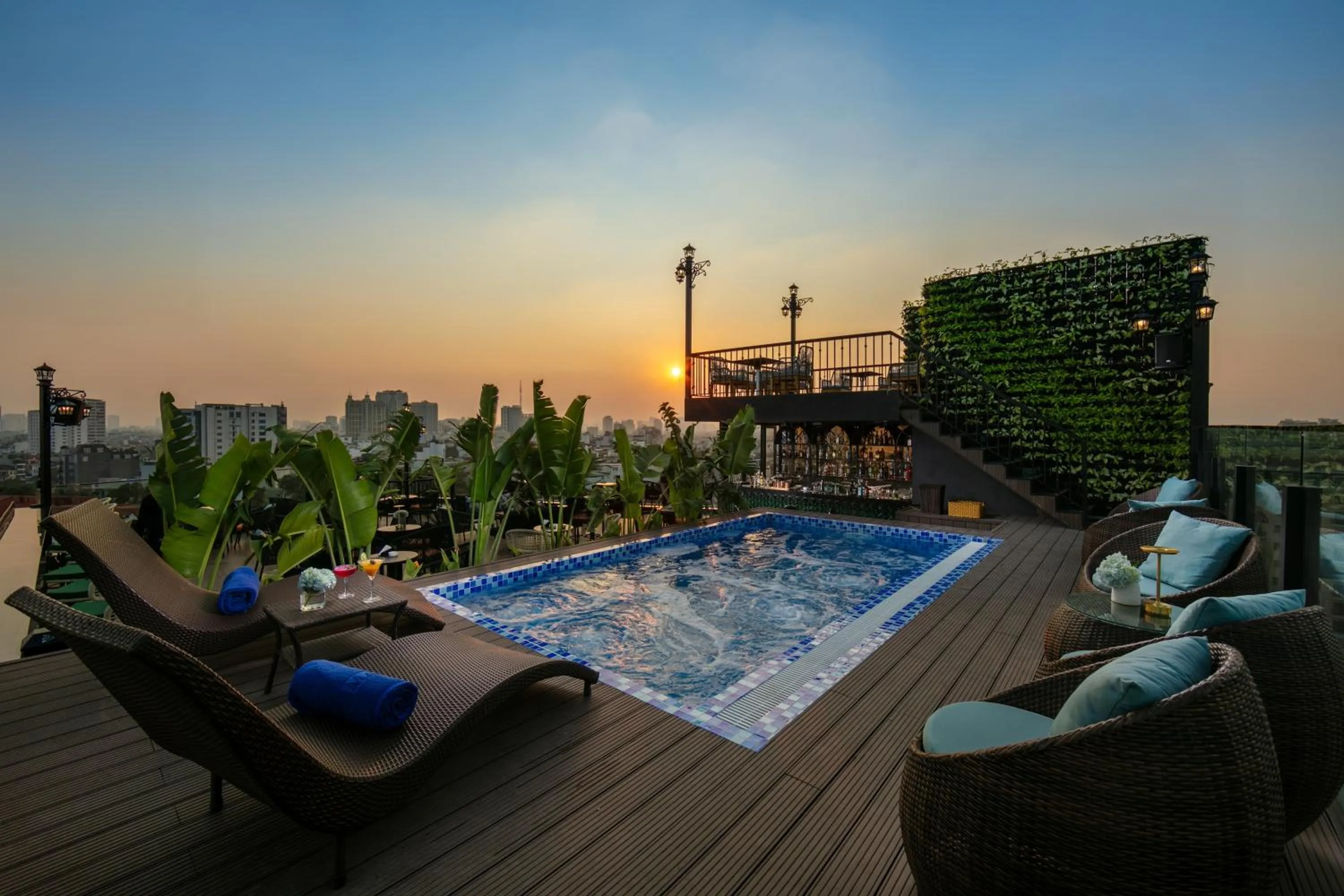 MAY DE VILLE Corner Hotel