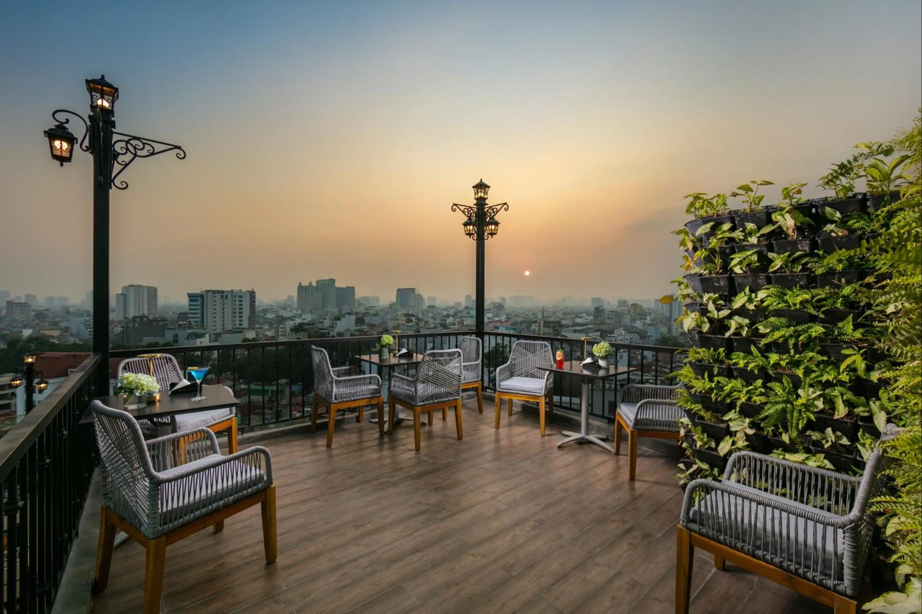 Lounge or bar in MAY DE VILLE Corner Hotel