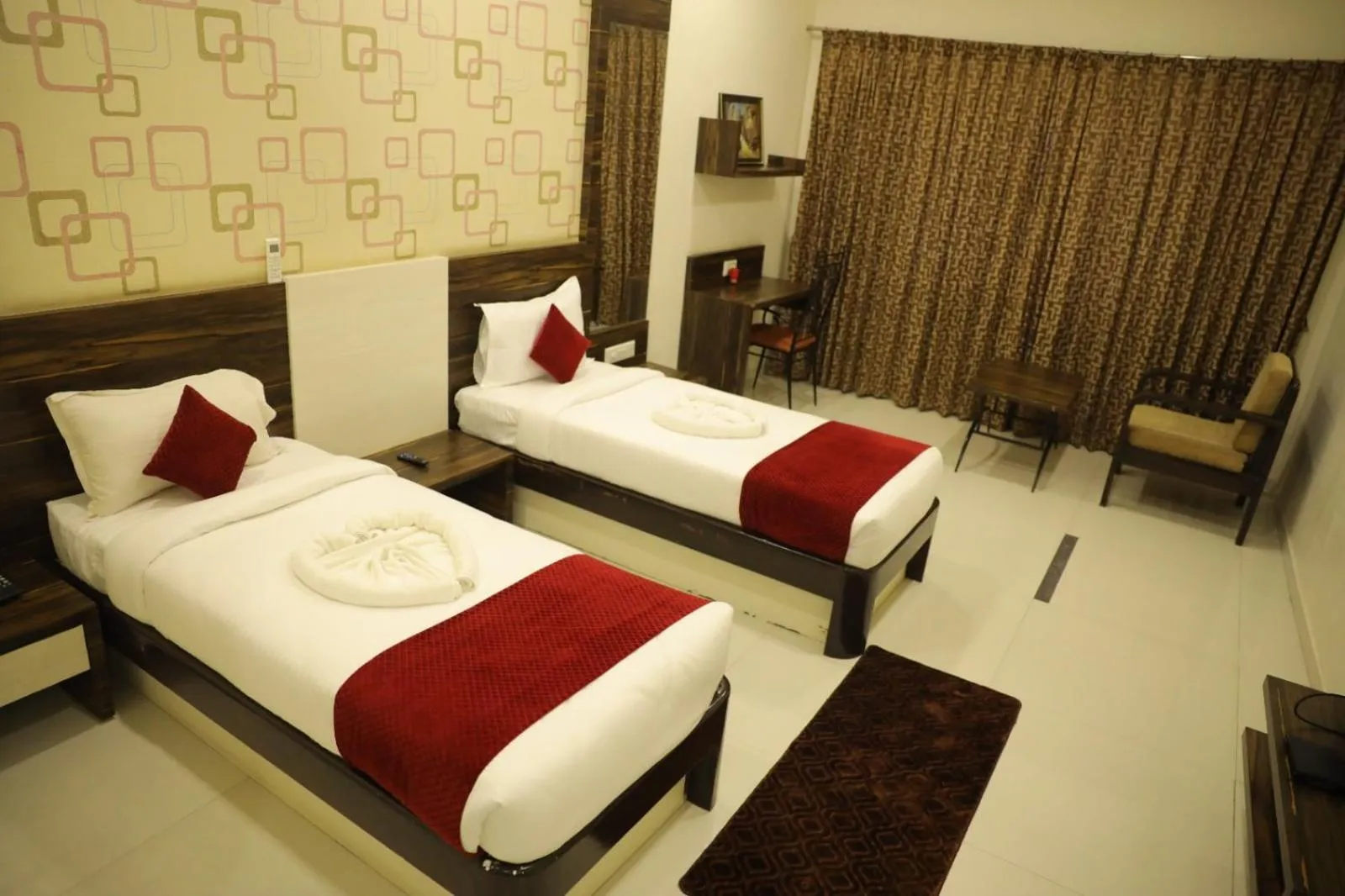 Bed in Hotel Shashinag Residency
