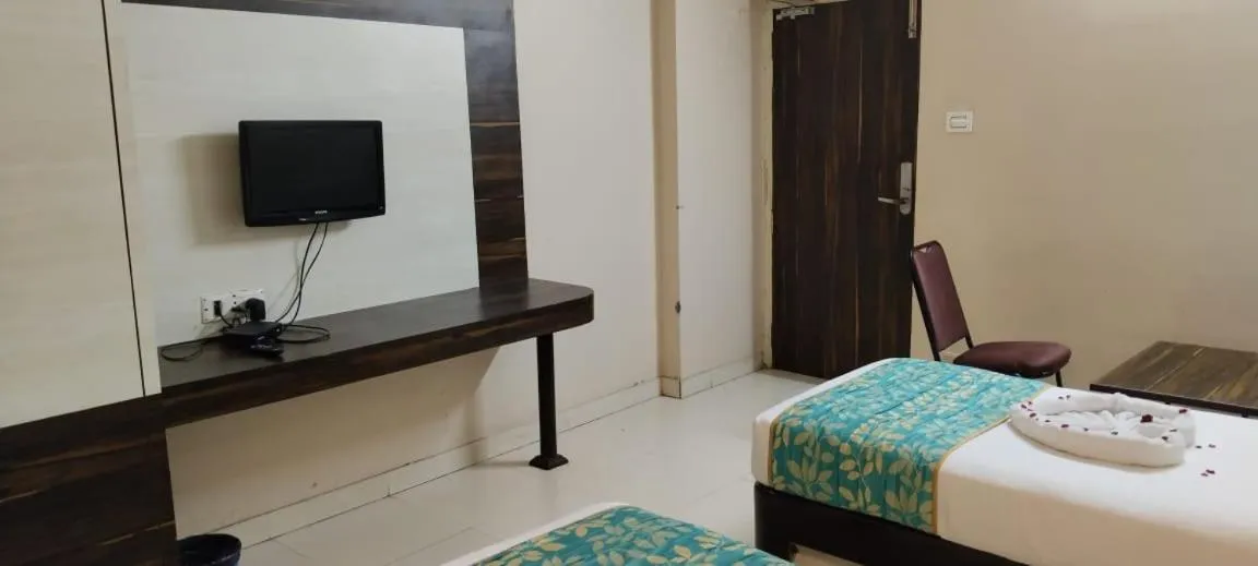 Bed in Hotel Shashinag Residency