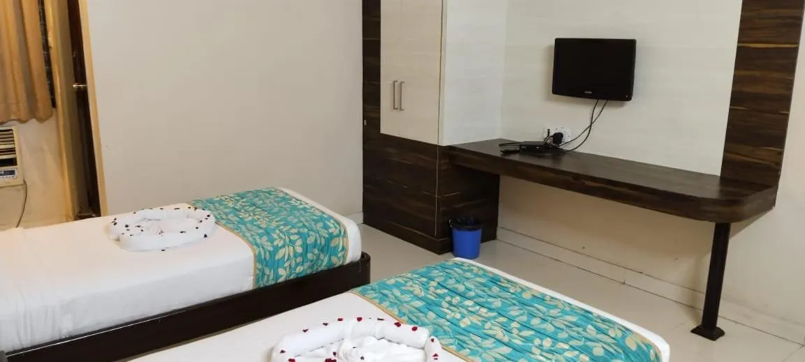 Bed in Hotel Shashinag Residency